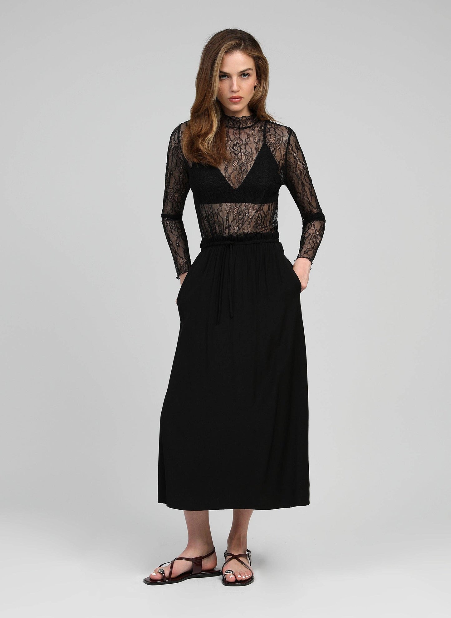 Top in pizzo trasparente nero a maniche lunghe con collo alto