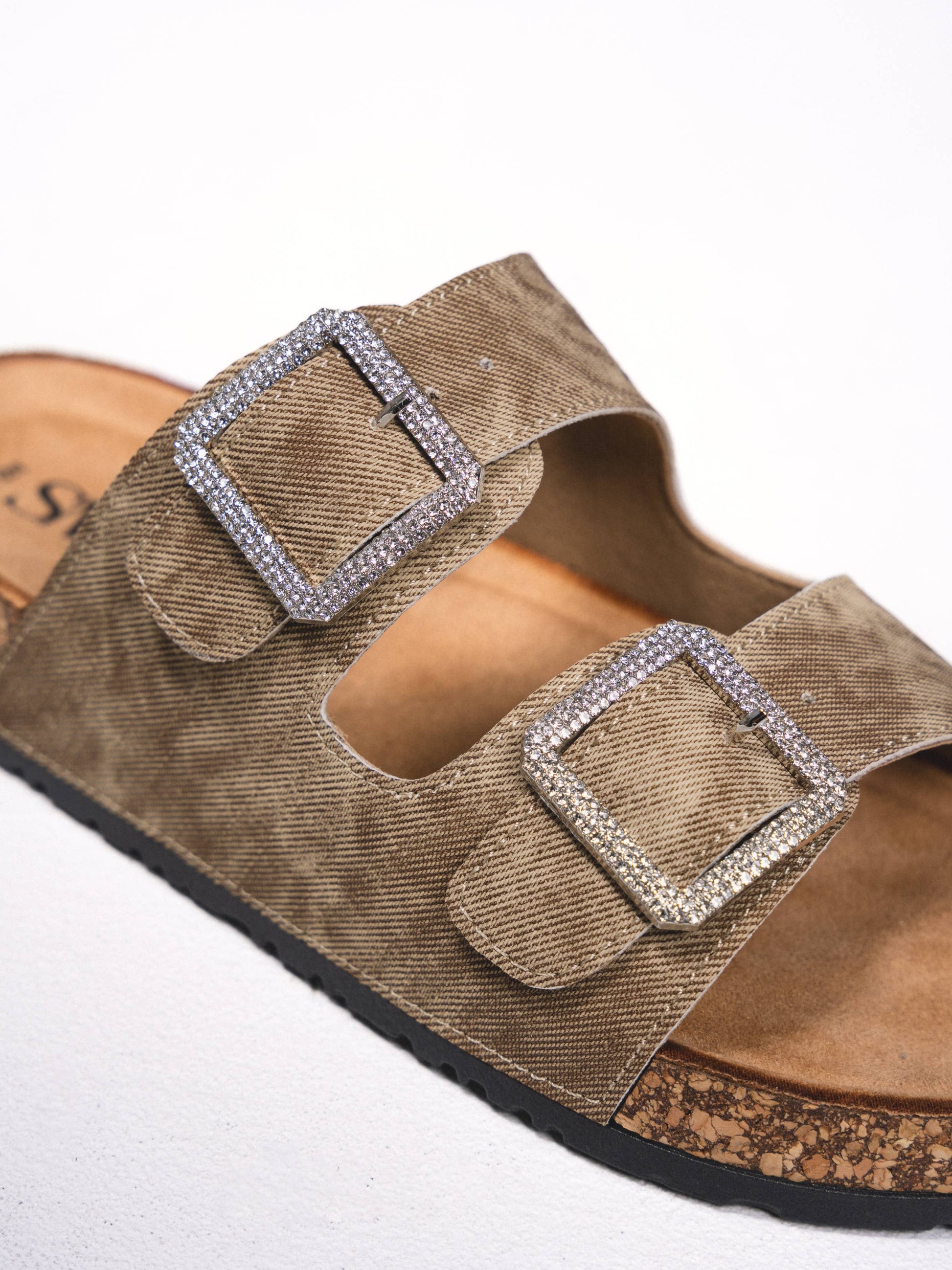 Sandali bassi con fibbie glitterate