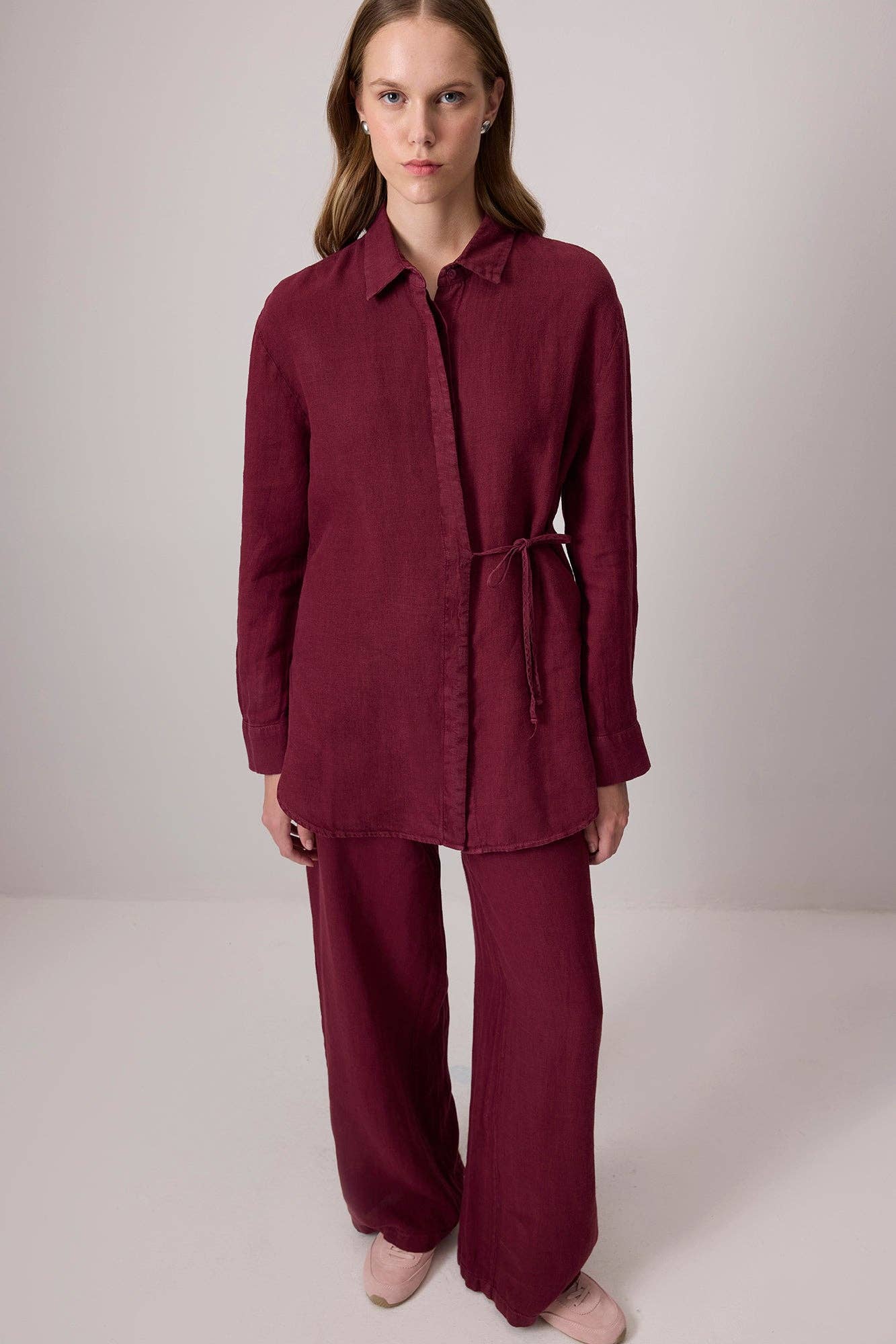 Completo in lino bordeaux con camicia con cintura e pantaloni wide-leg
