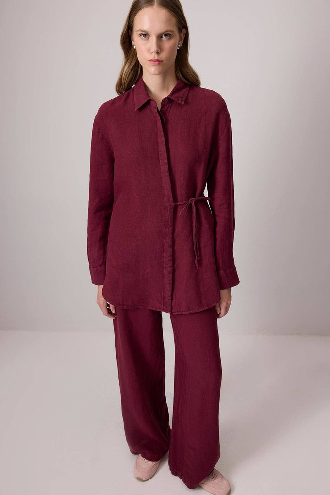 Completo in lino bordeaux con camicia con cintura e pantaloni wide-leg