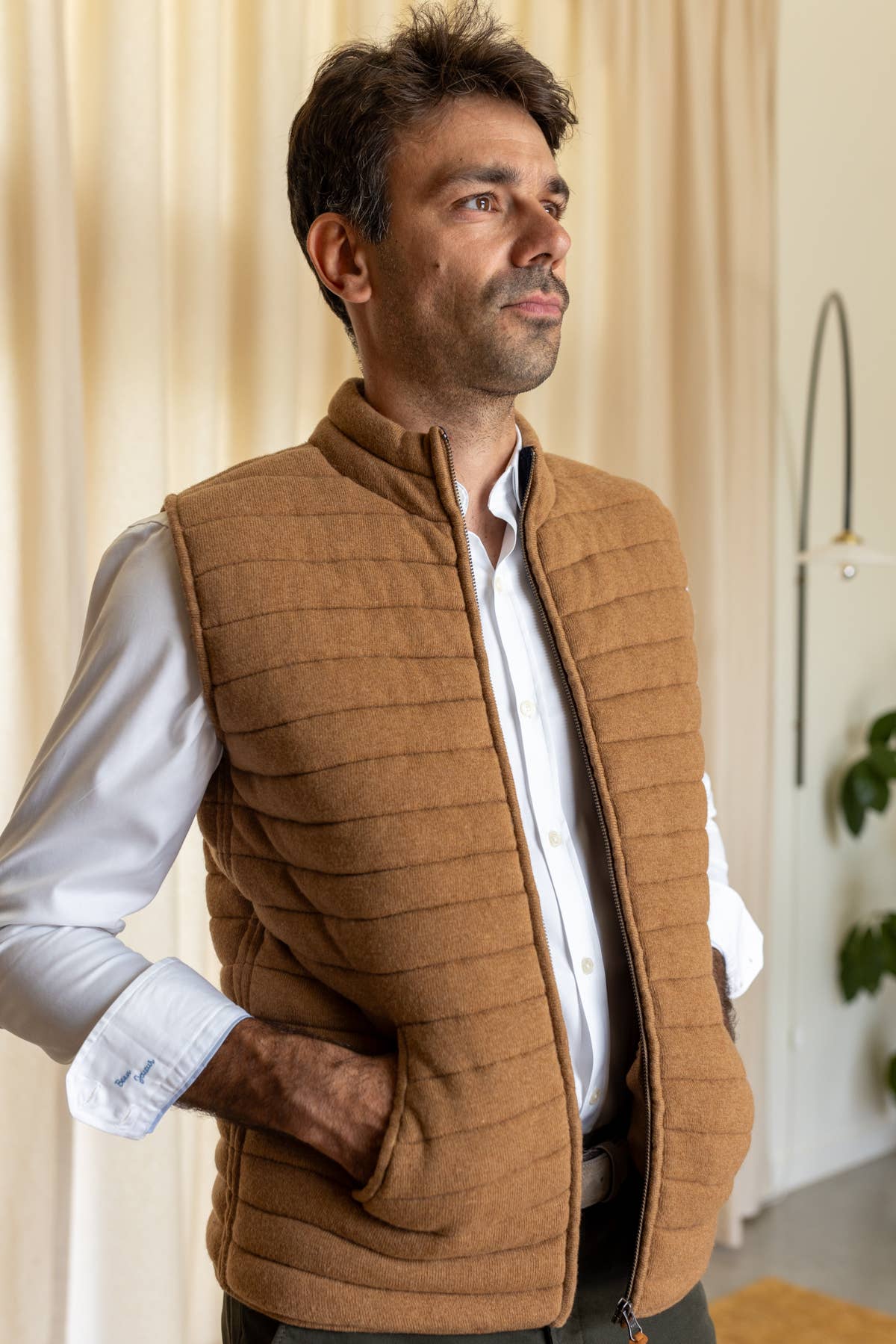 Gilet imbottito in lana merino con tasche color cammello