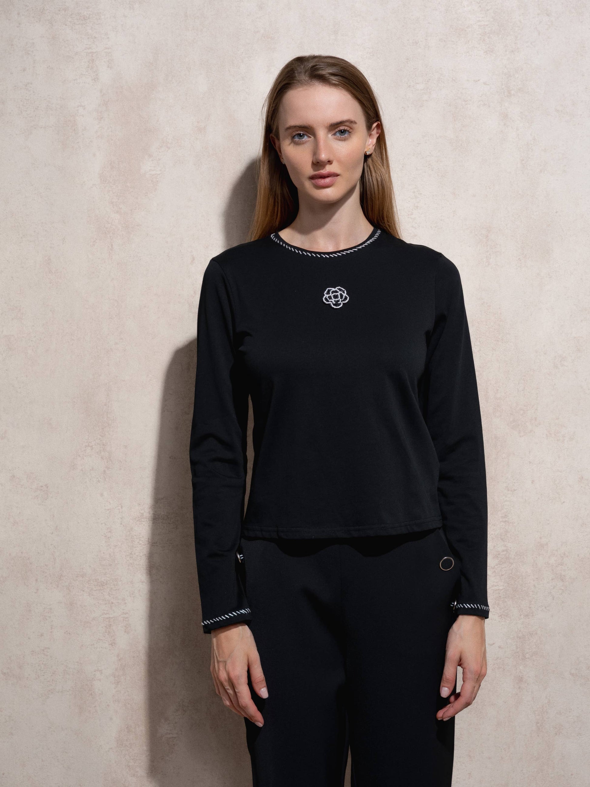 T-shirt donna in cotone con ricamo e maniche lunghe