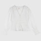 Camicia bianca Sounita con scollo a V e balza