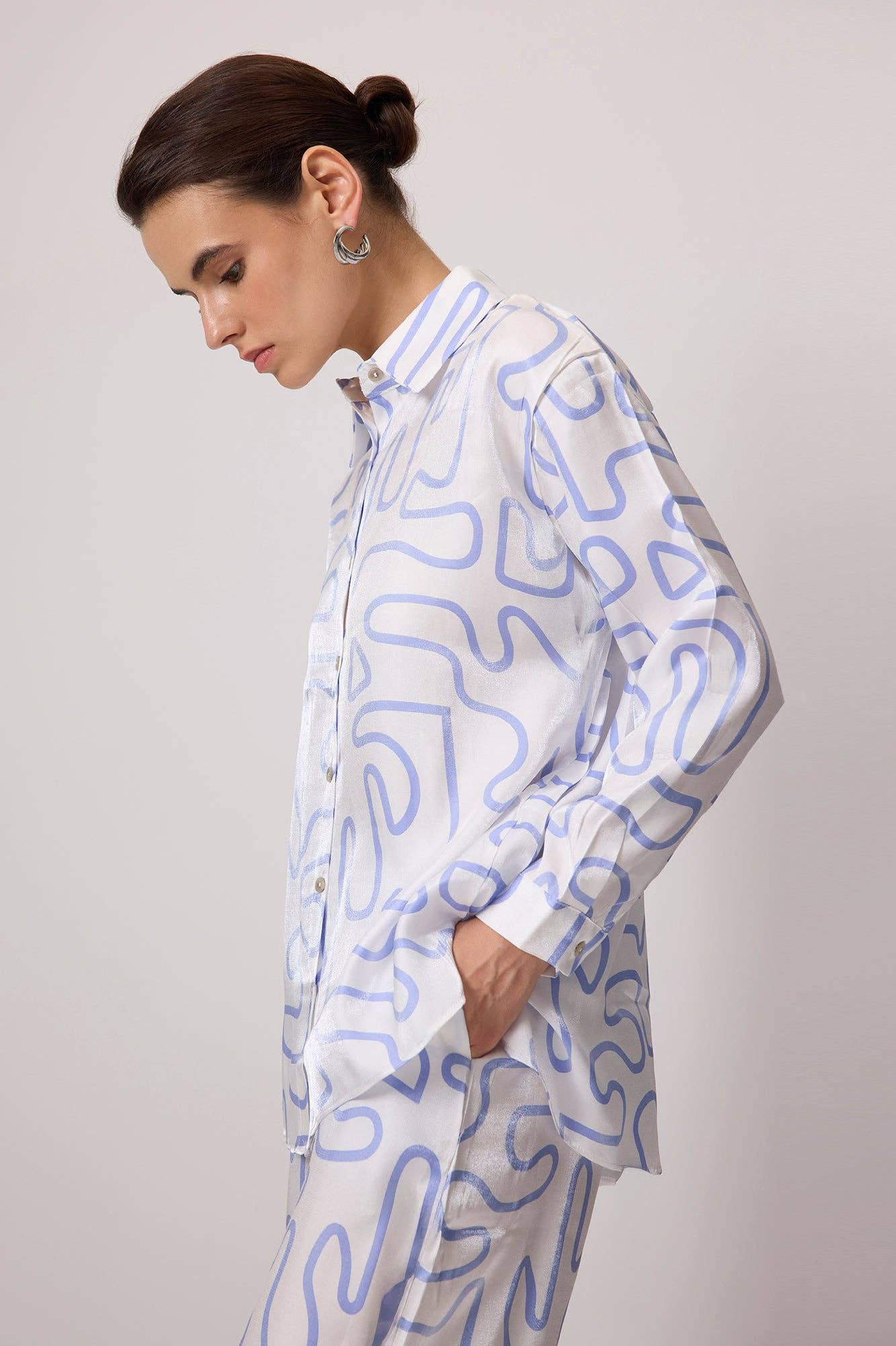 Set camicia e pantaloni in viscosa con stampa astratta