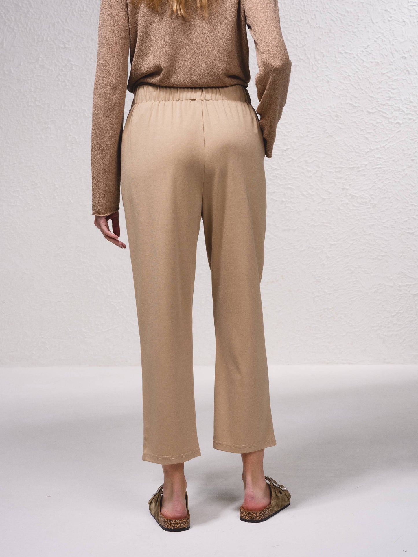 Pantaloni dritti con bottoni decorativi e vita elasticizzata