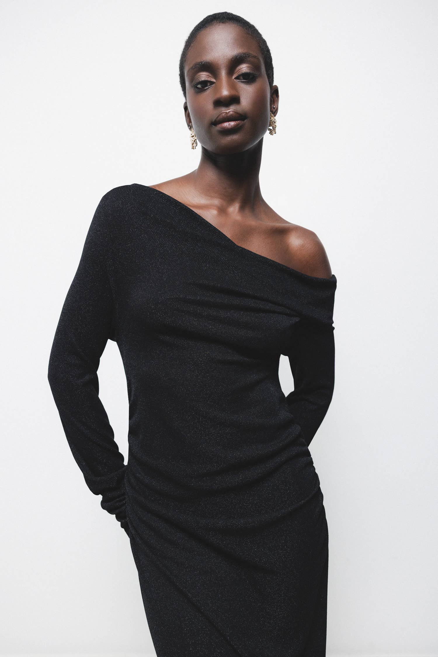 Abito lungo monospalla con scollo drappeggiato