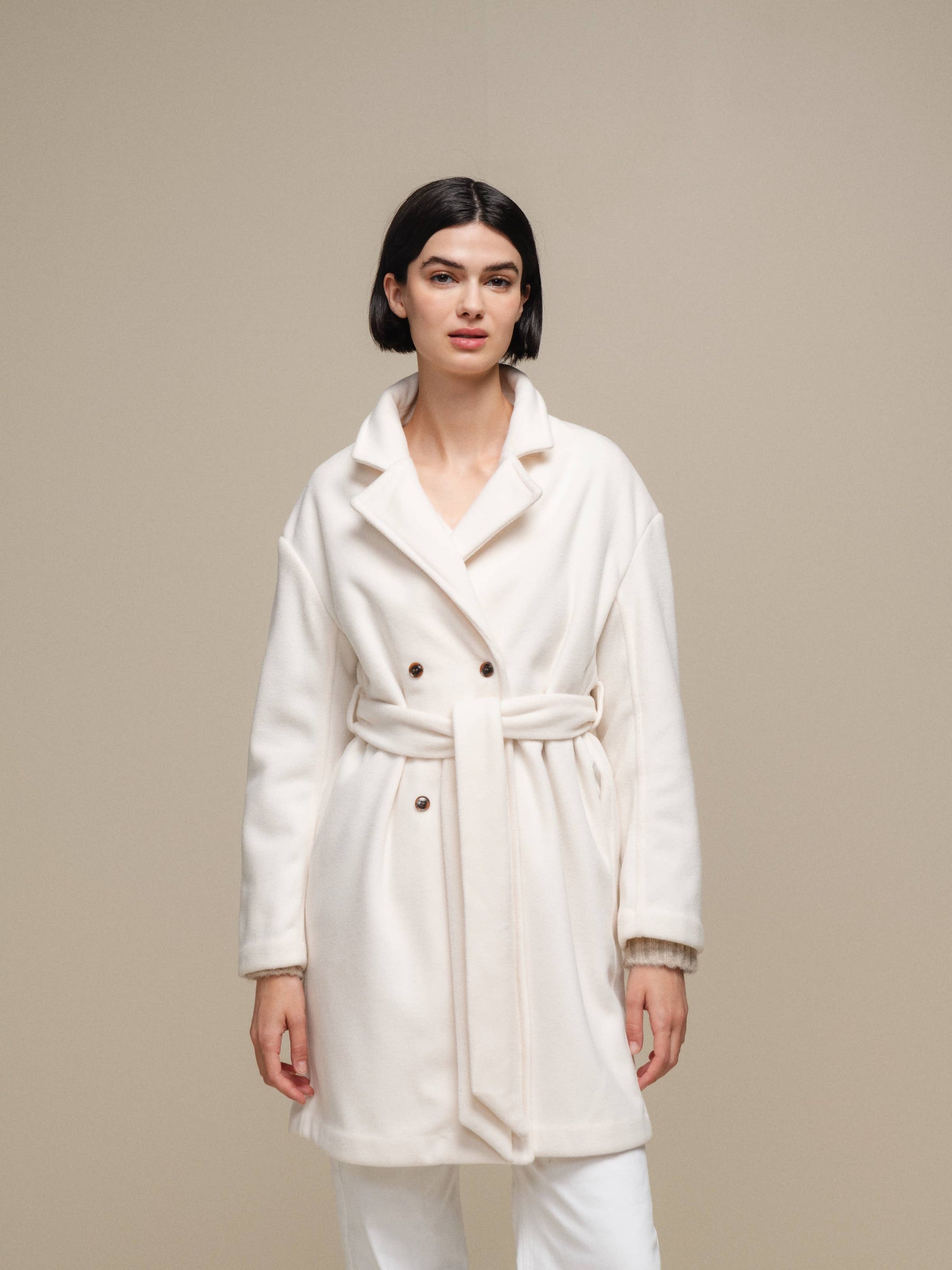 Cappotto doppiopetto con cintura da donna