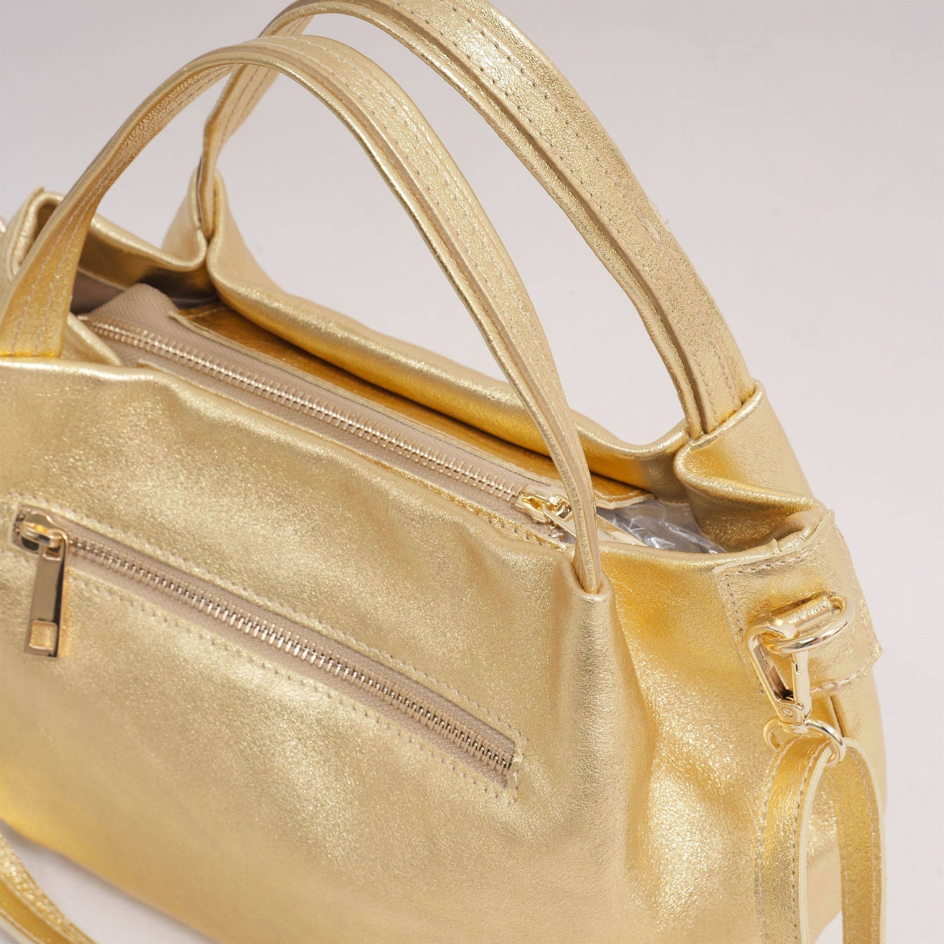 Borsa a mano e tracolla in pelle con finitura metallizzata