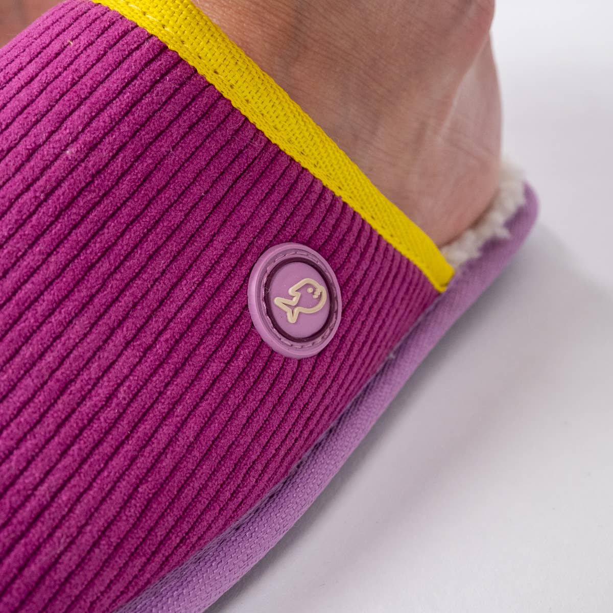 Pantofole in velluto a coste viola con interno in sherpa