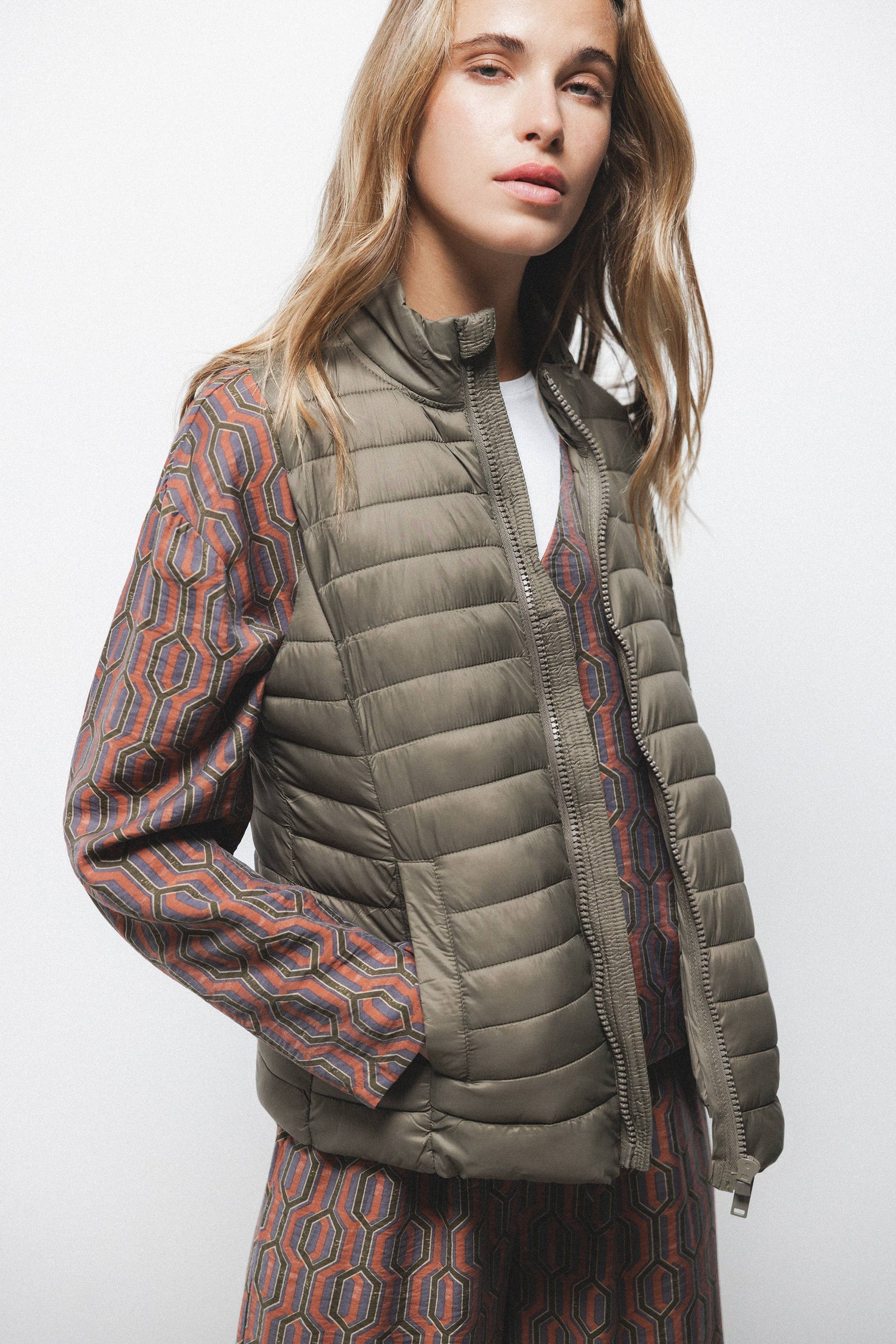 Gilet trapuntato leggero con collo alto