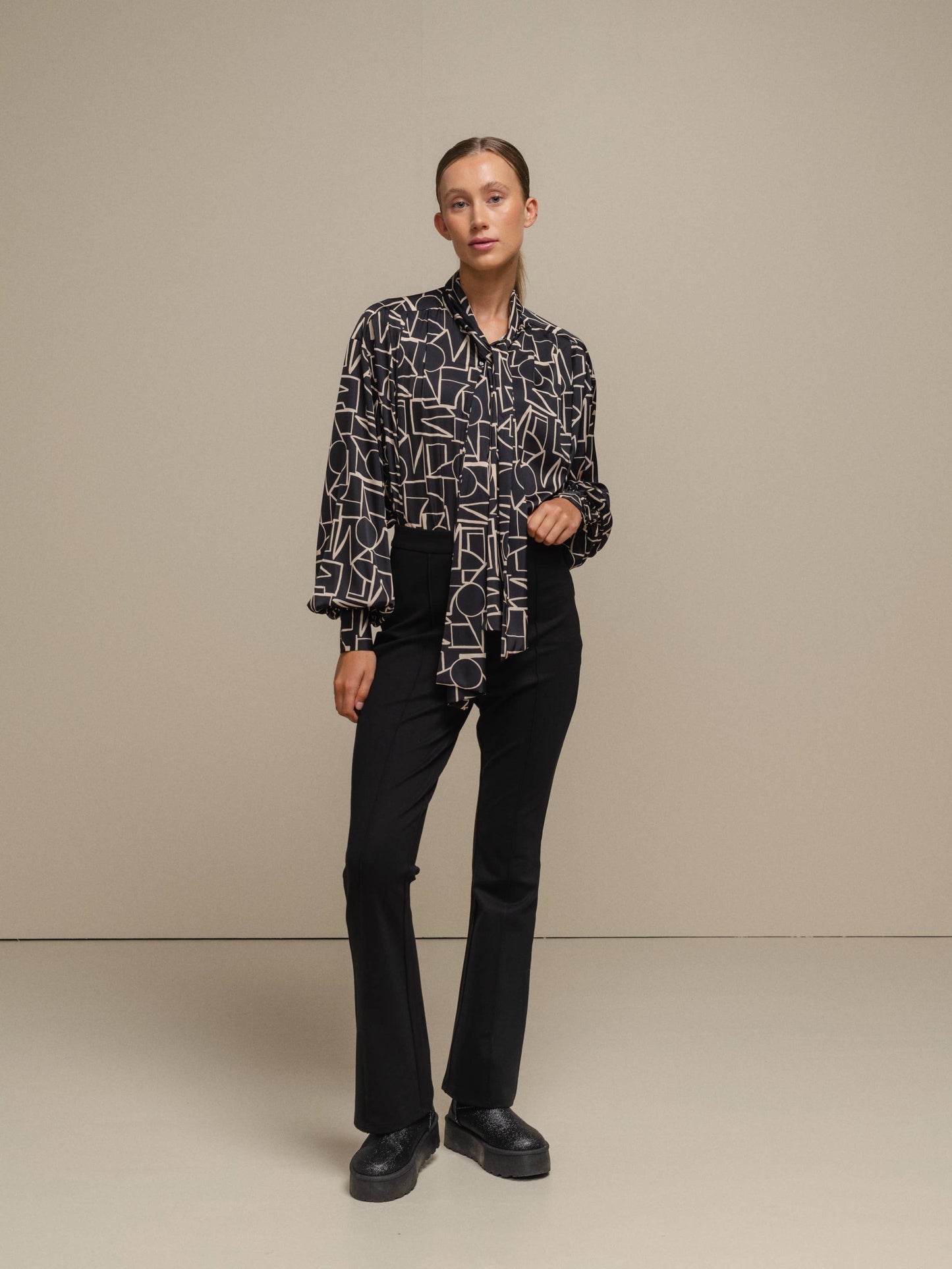 Pantaloni neri a vita alta da donna