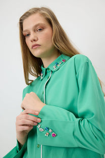 Camicia verde con dettagli gioiello