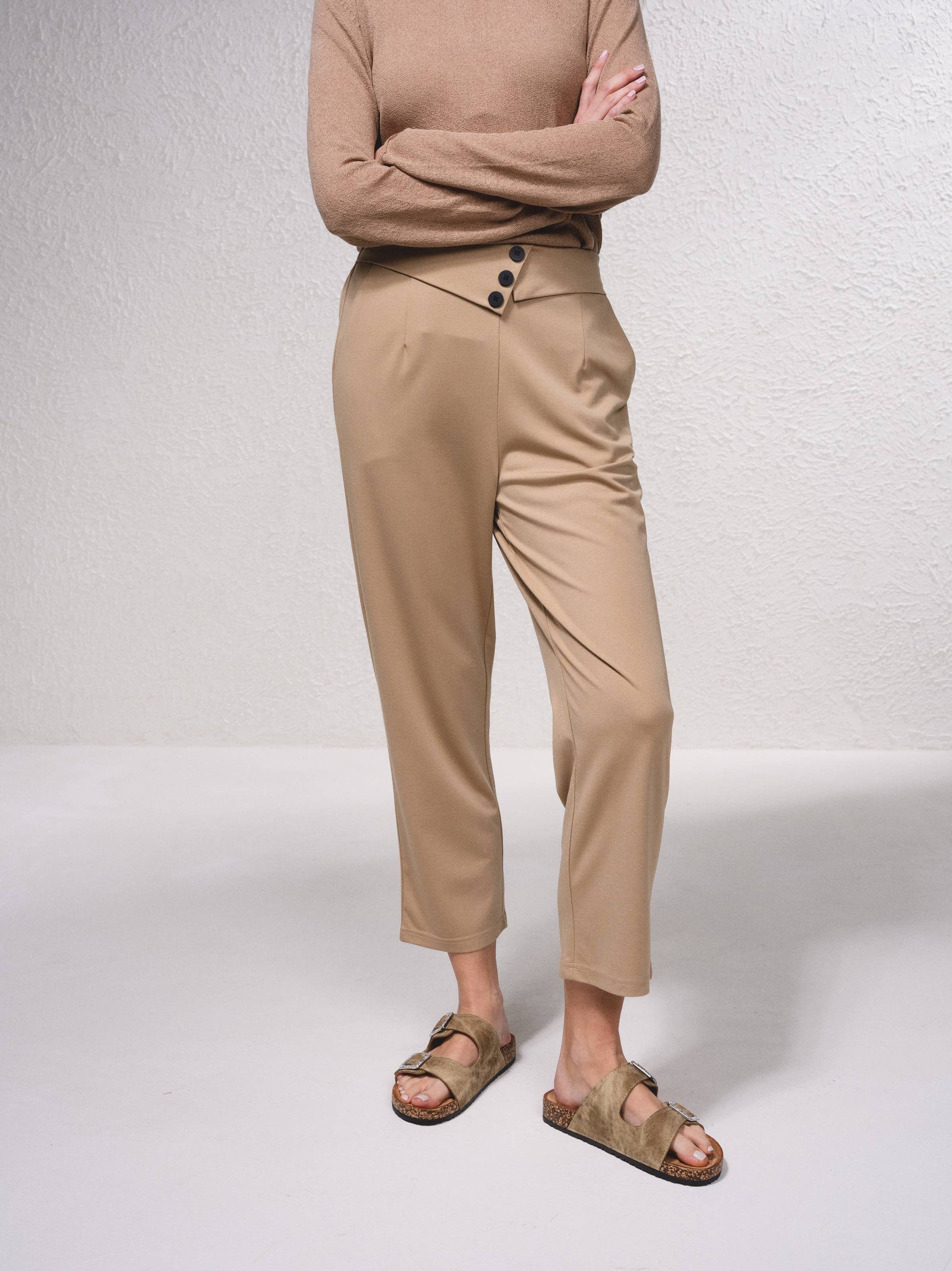 Pantaloni dritti con bottoni decorativi e vita elasticizzata