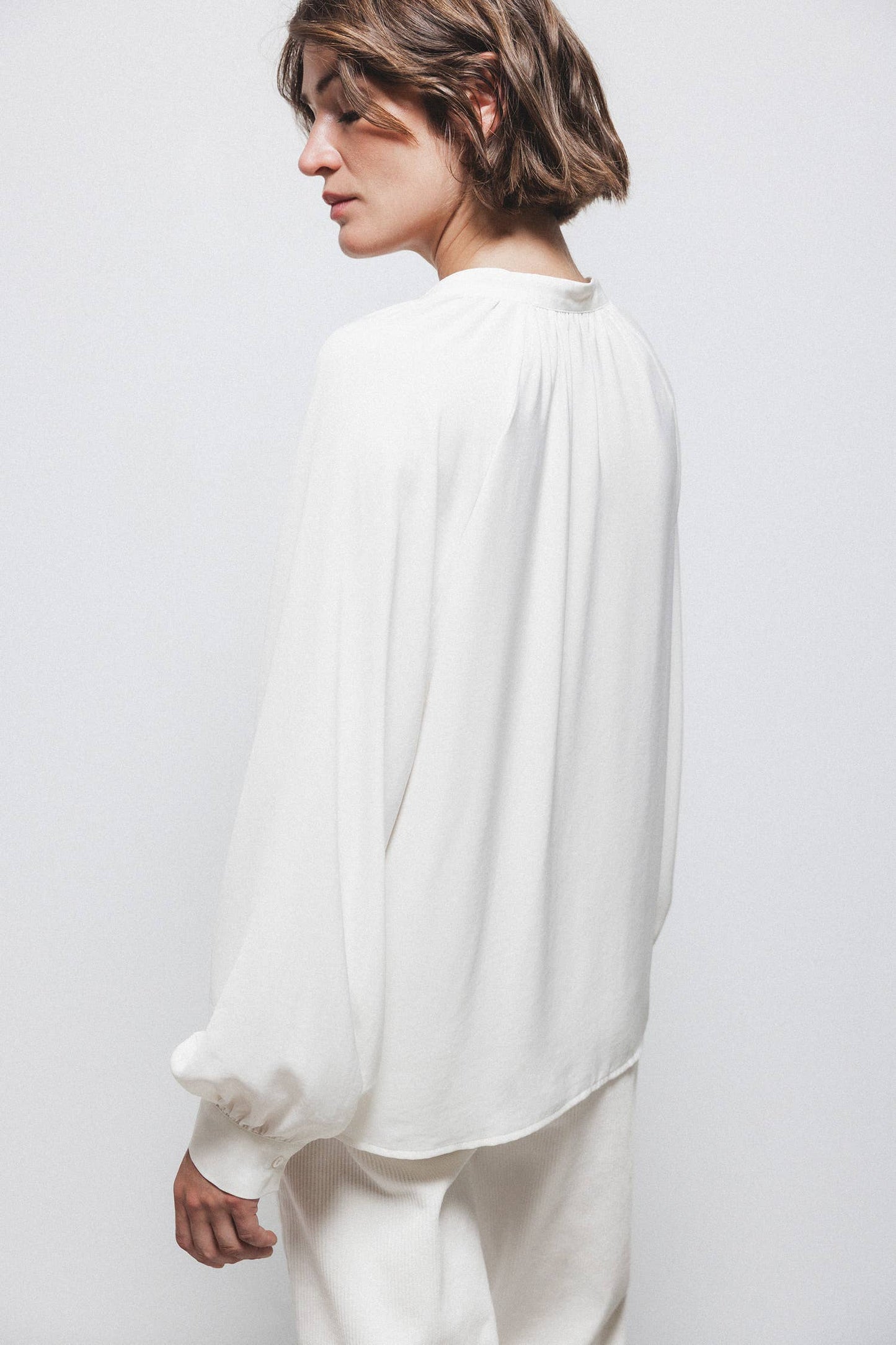 Blusa con coulisse e scollo arricciato