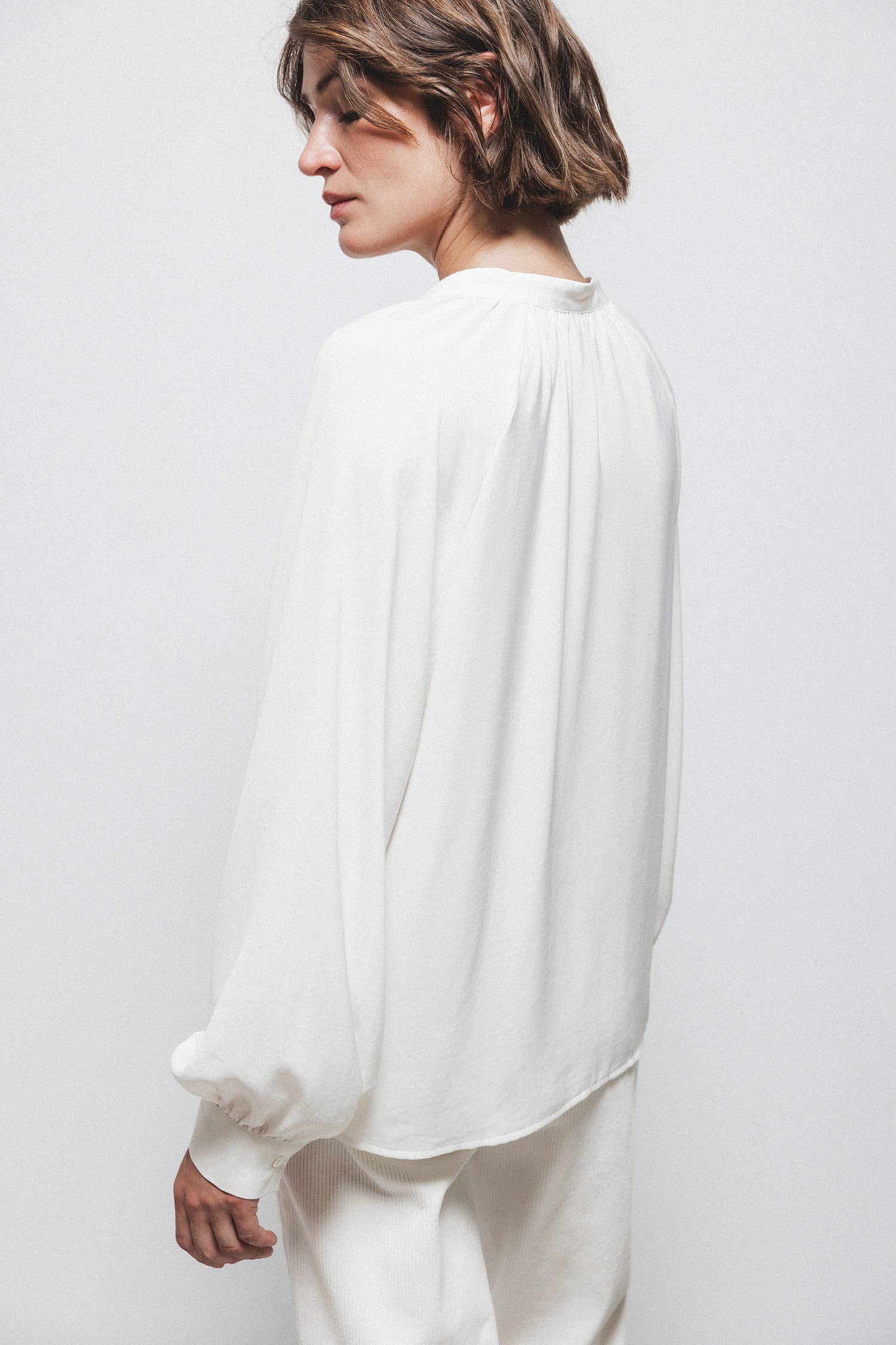 Blusa con coulisse e scollo arricciato