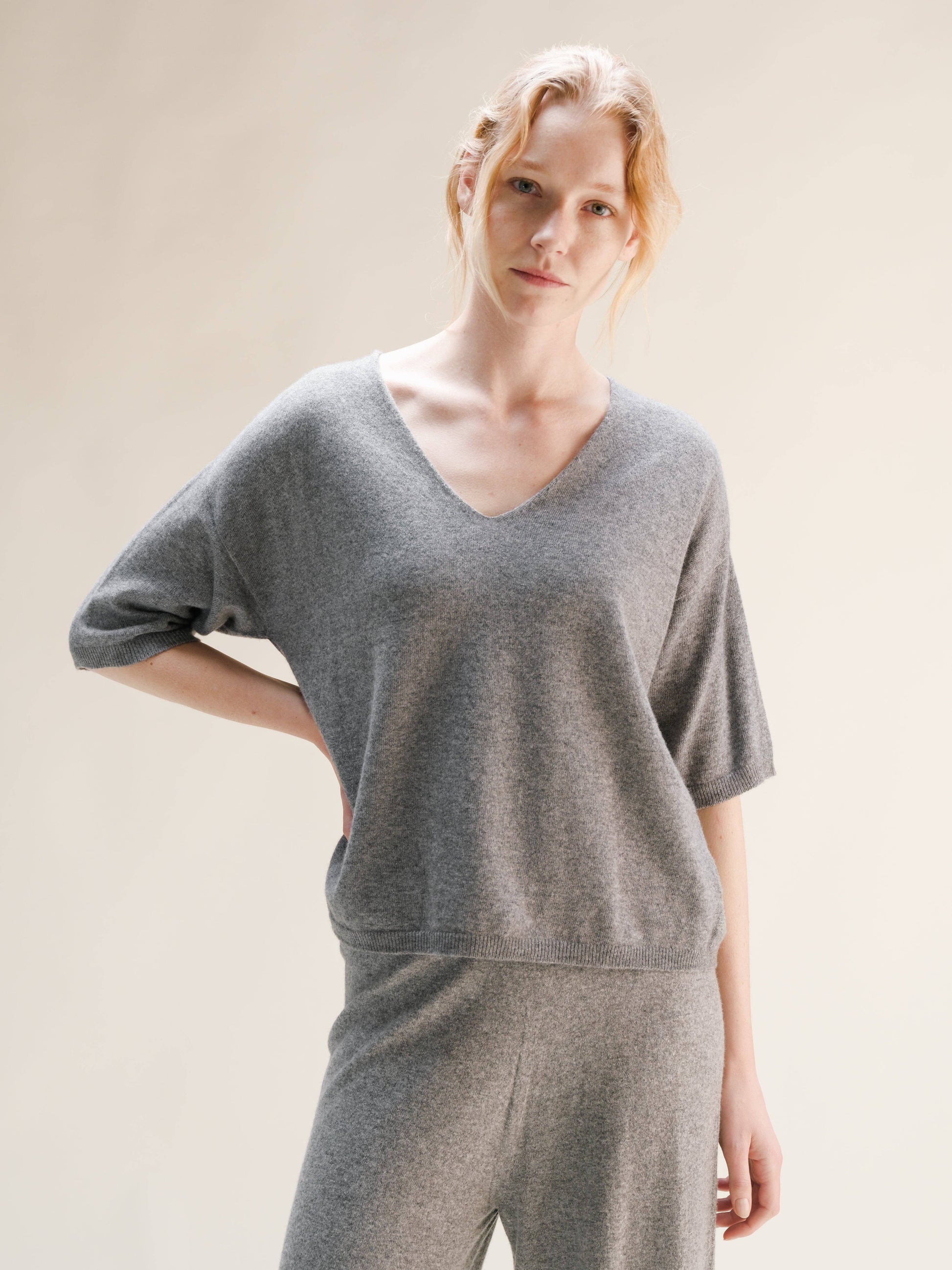 T-shirt in misto cashmere a scollo V seamless 3D-knit