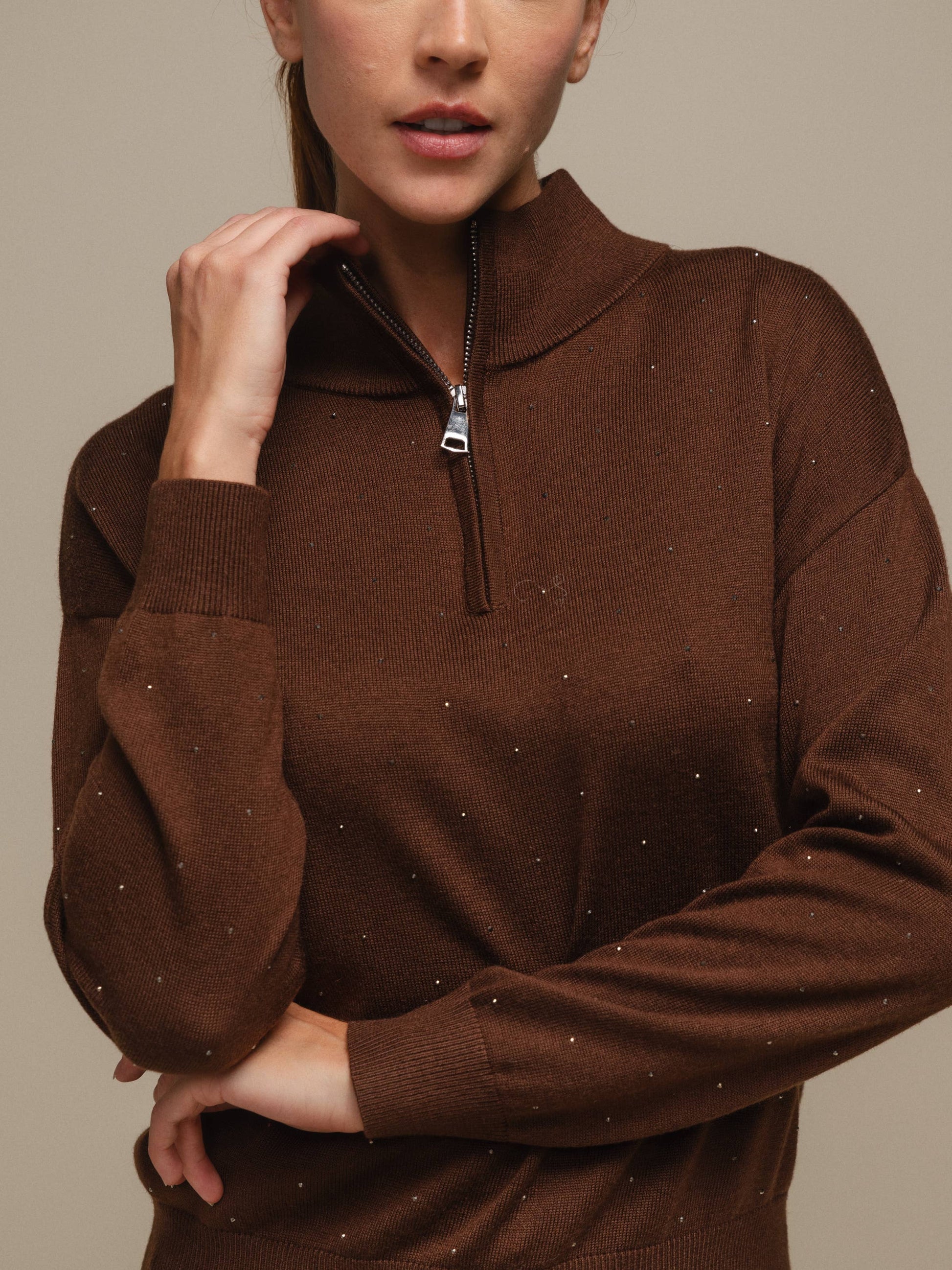 Maglione polo in maglia con zip e micro strass