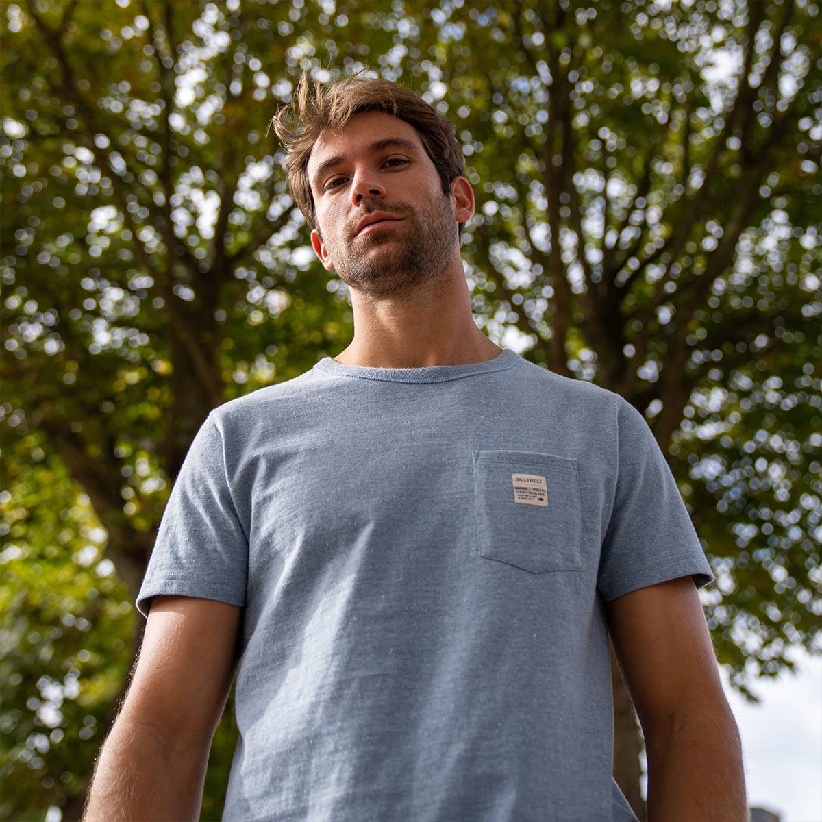 T-shirt pesante in cotone biologico blu con taschino