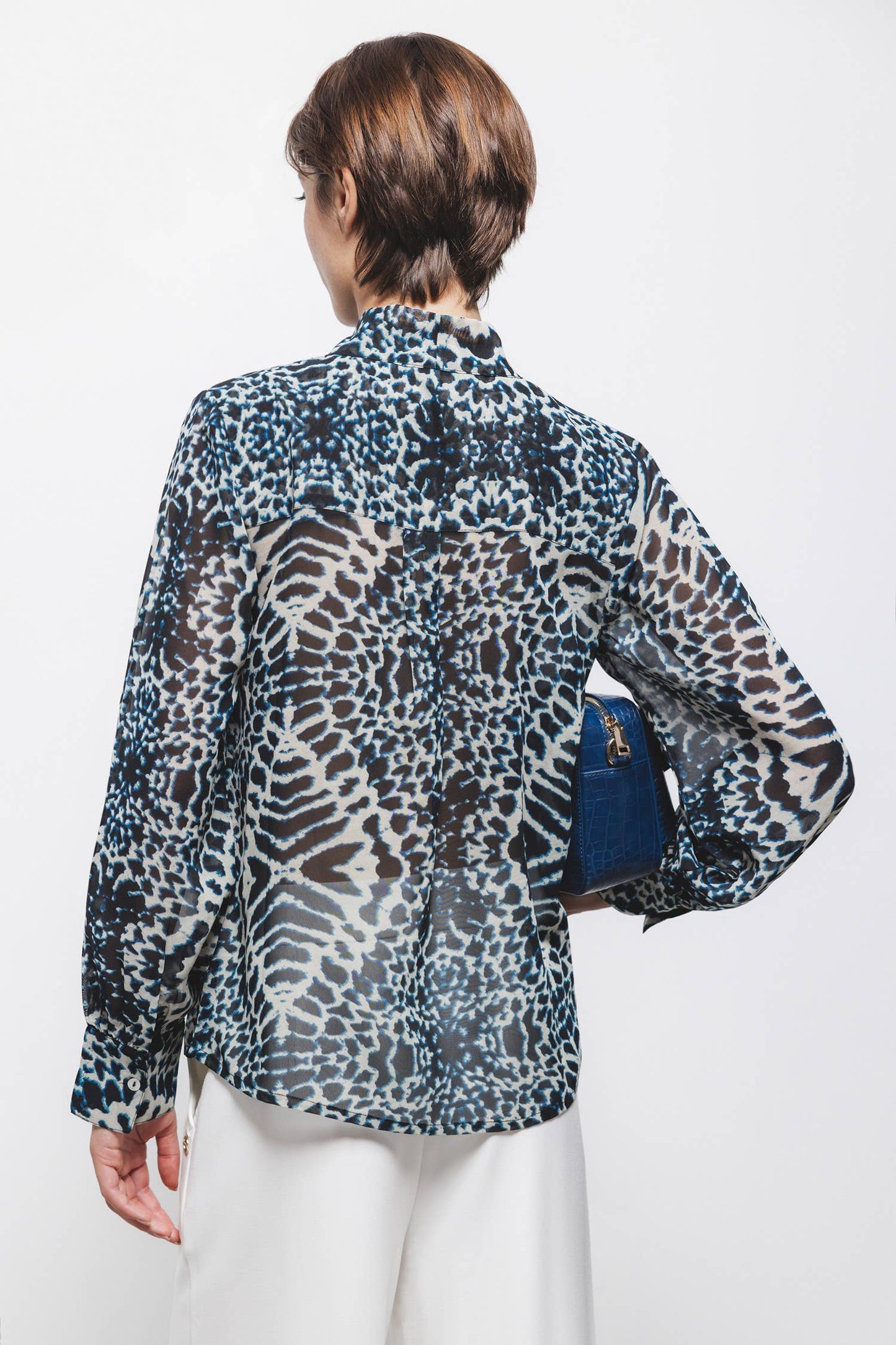 Blusa stampata con fiocco al collo