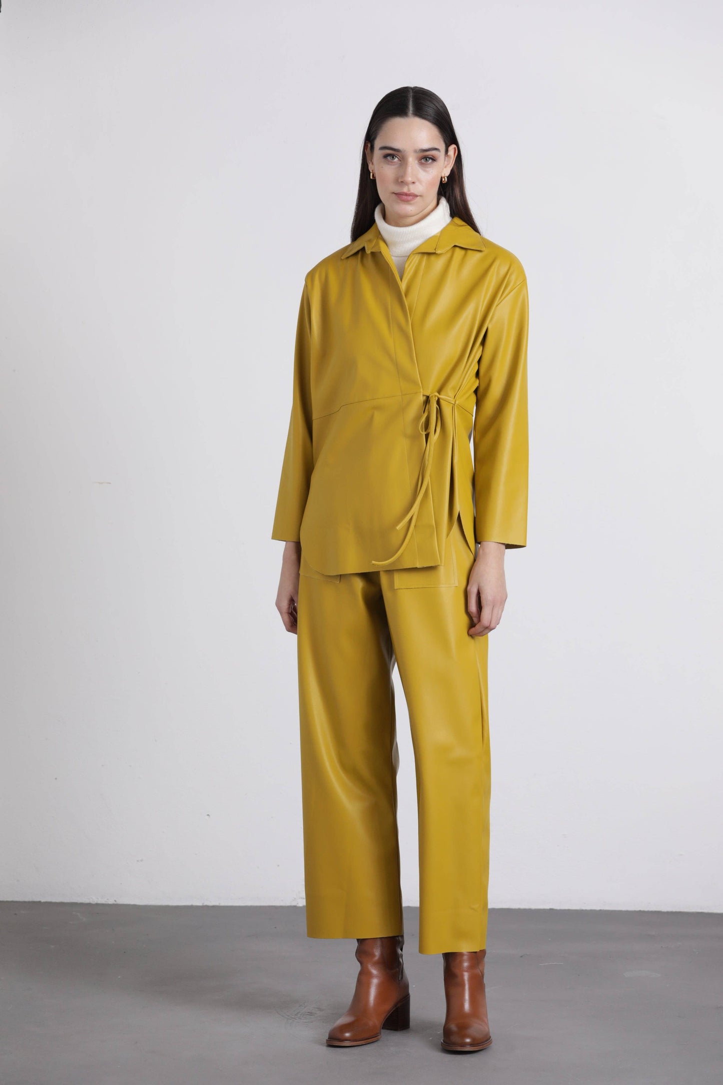 Camicia in ecopelle con nodo laterale