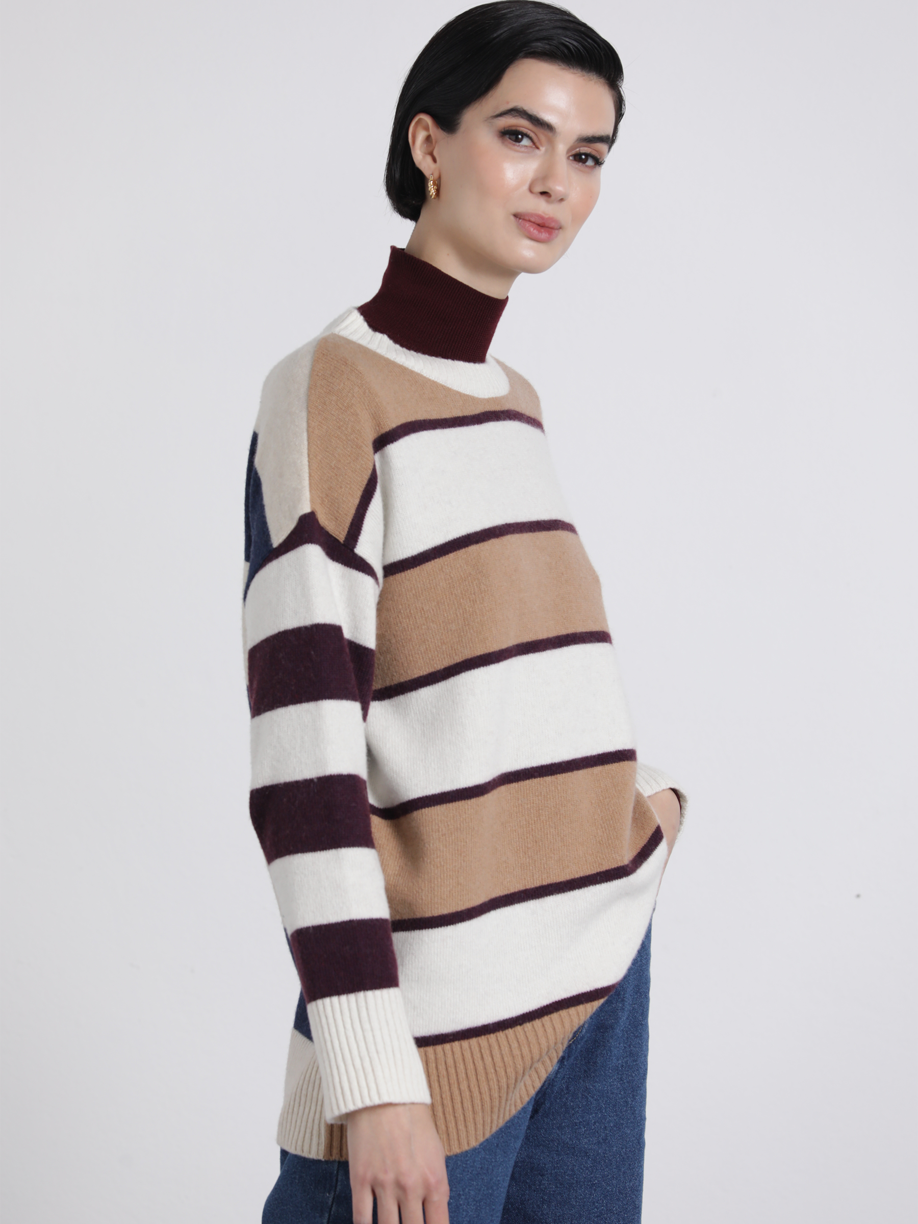 Maglione oversize a righe con collo alto