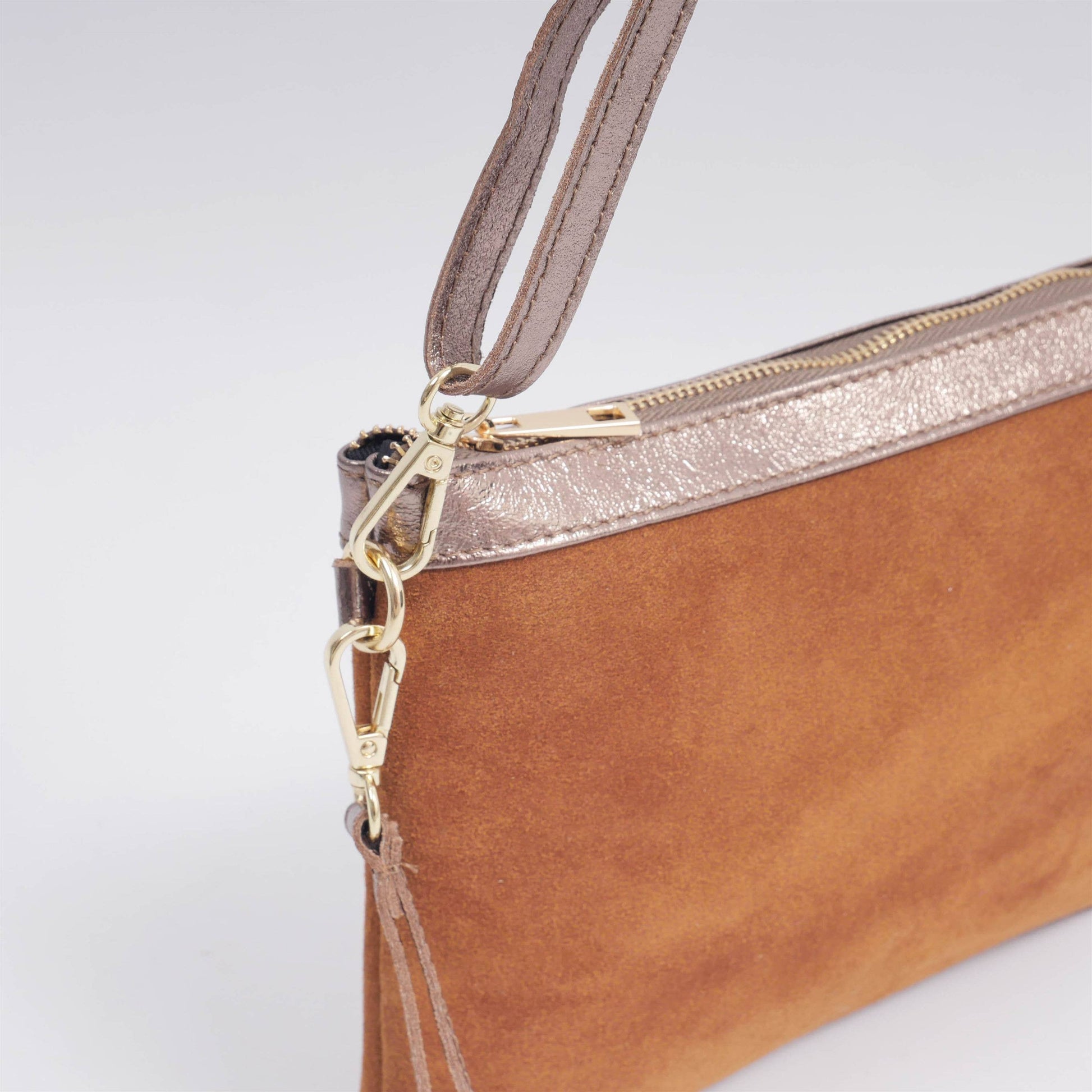 Pochette in pelle con tracolla