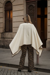Poncho in lana con bordatura a contrasto