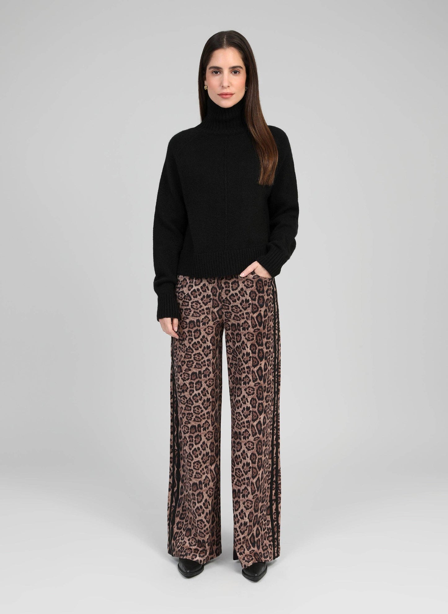 Pantaloni a zampa animalier vita alta