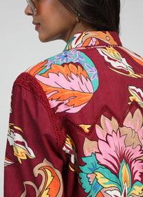 Camicia crop a fantasia floreale con nodo frontale