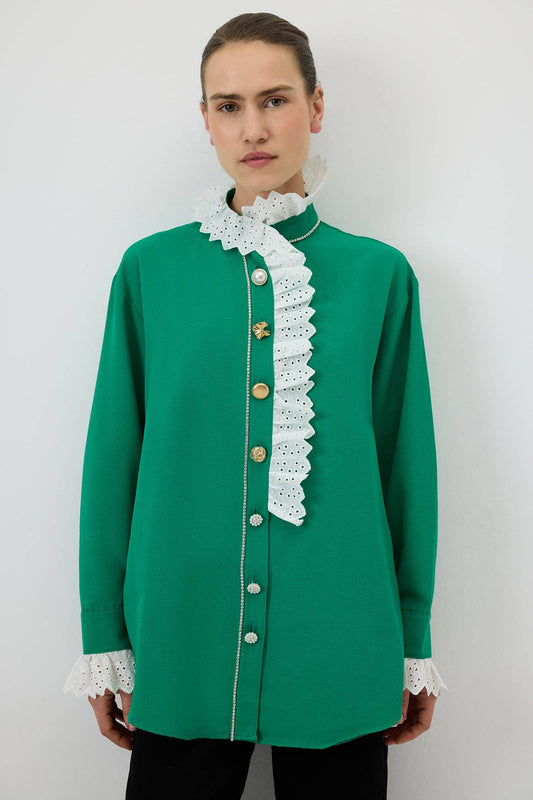 Camicia verde con ricami e dettagli gioiello