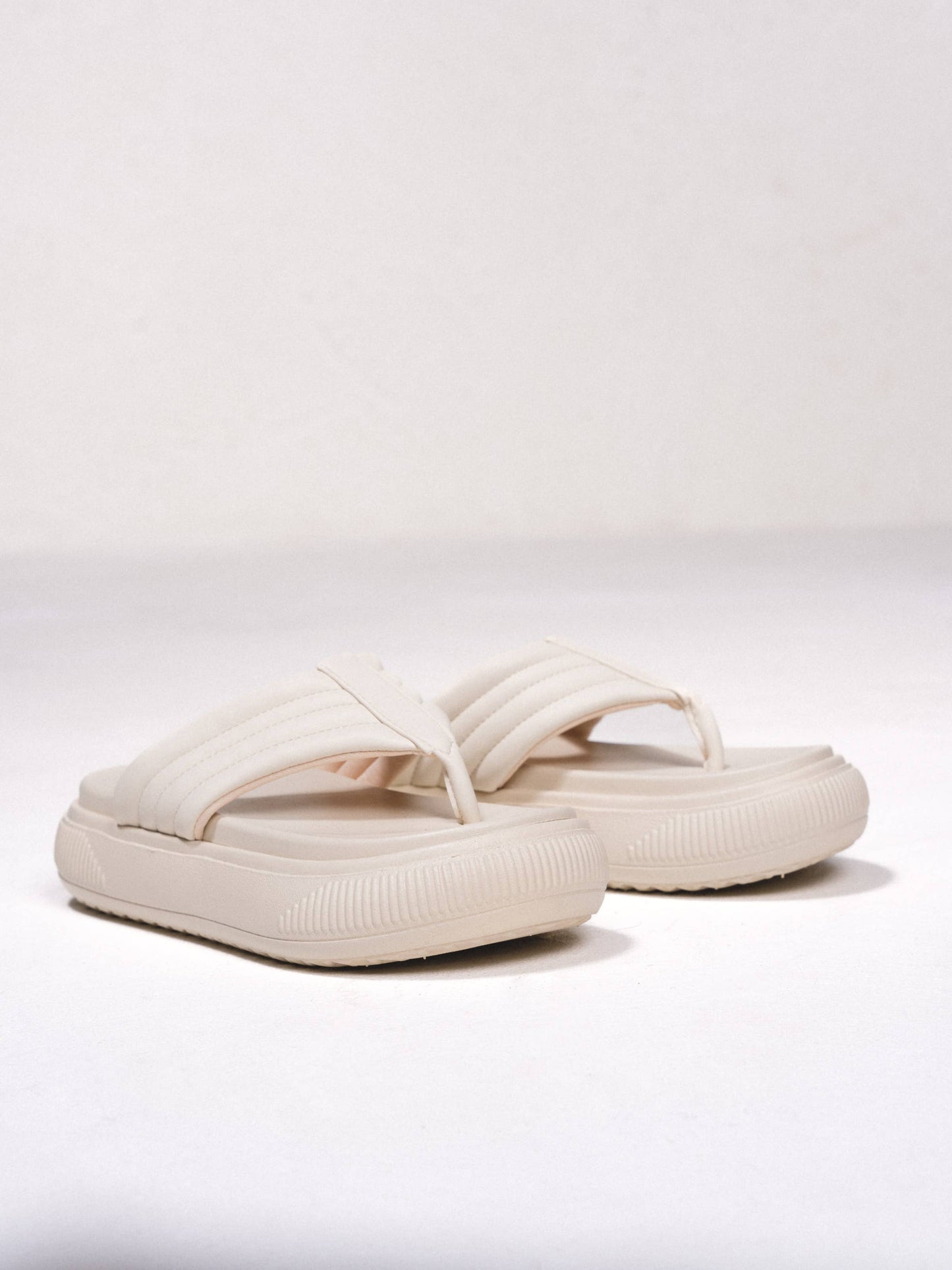 Sandali infradito platform con zeppa e fasce imbottite