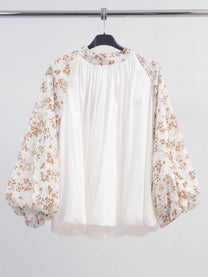 Blusa floreale con maniche a sbuffo
