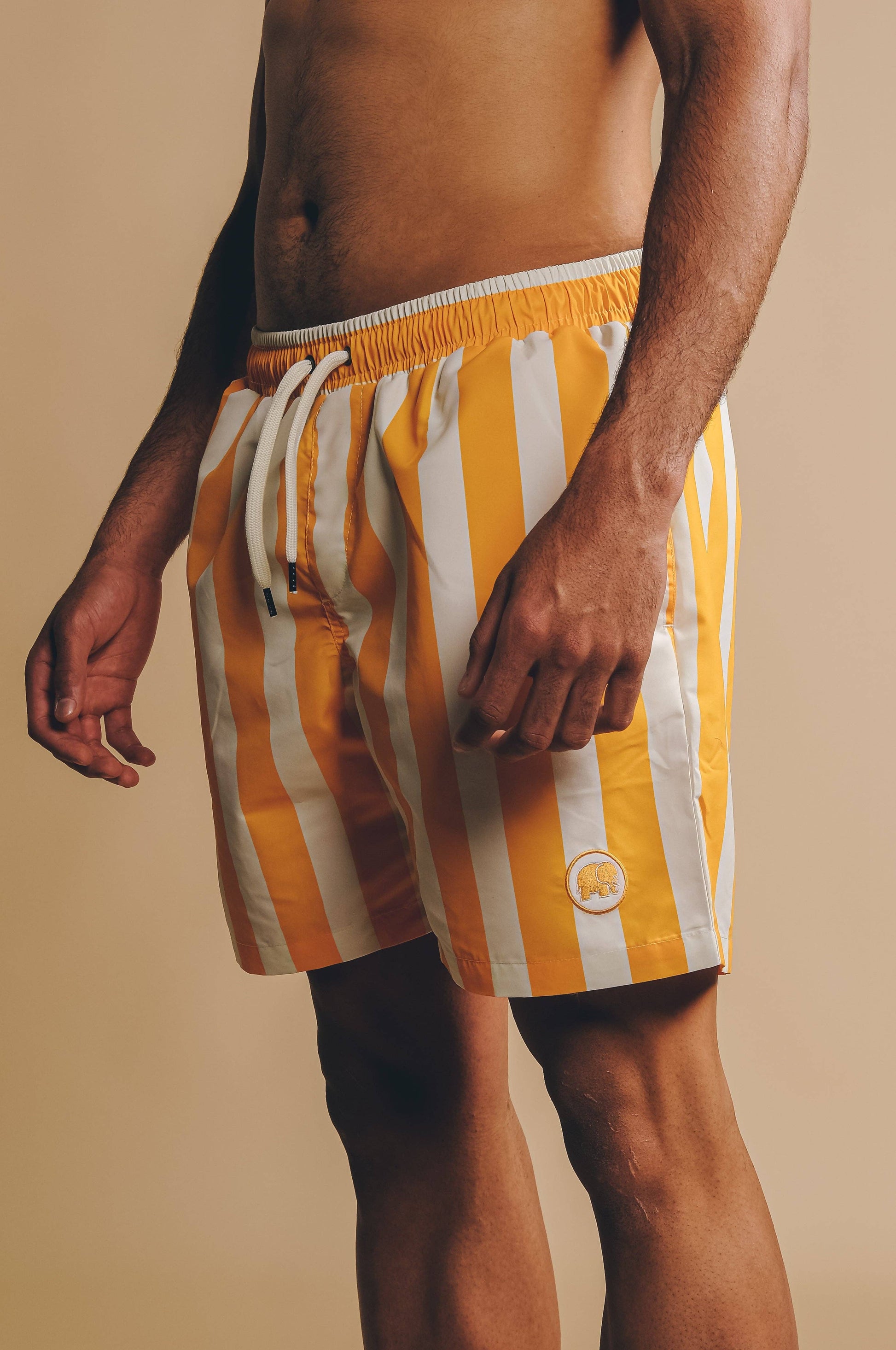Costume da bagno uomo a righe giallo dorato in SEAQUAL® Yarn