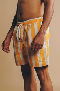 Costume da bagno uomo a righe giallo dorato in SEAQUAL® Yarn