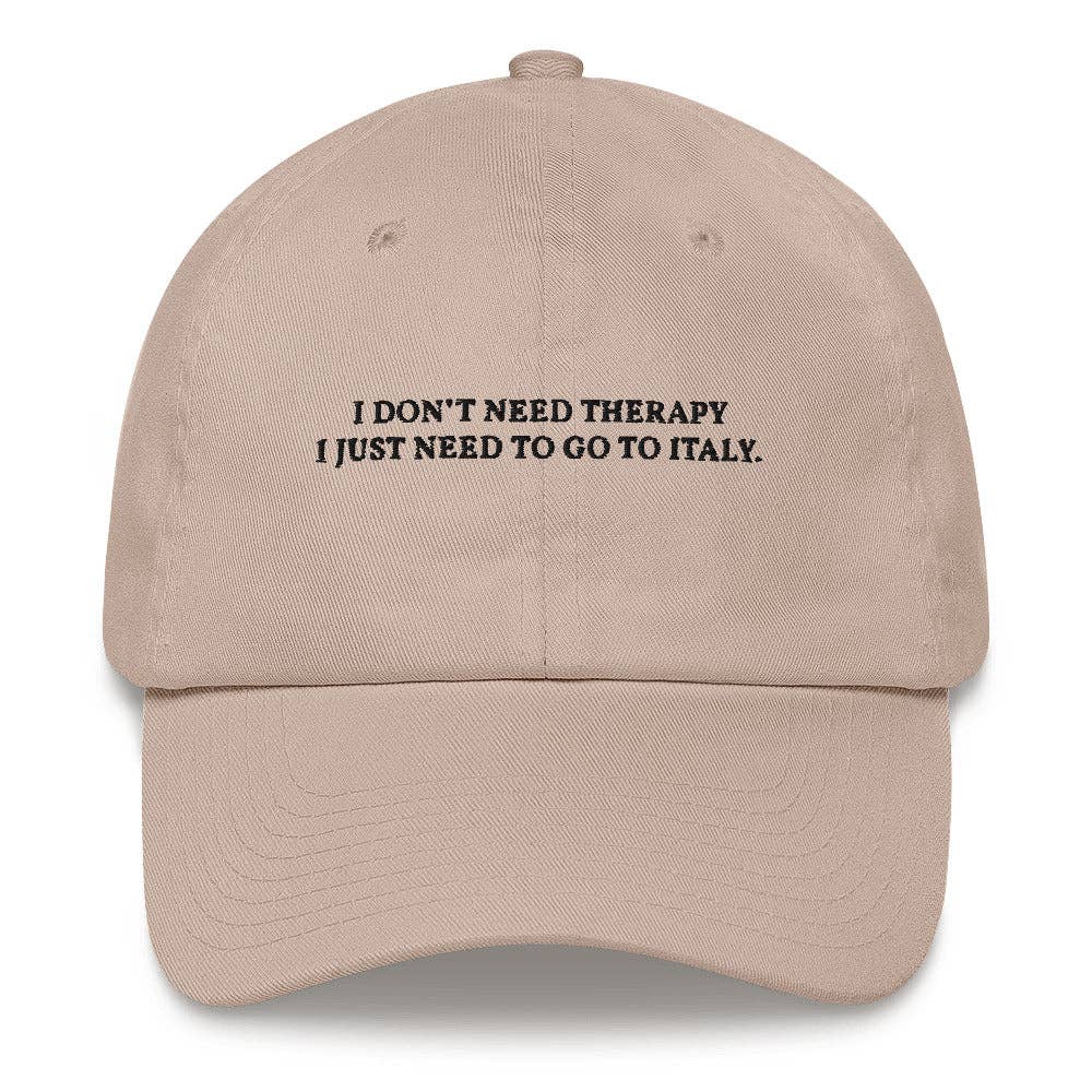Cappellino dad in cotone organico con ricamo “I don’t need therapy”