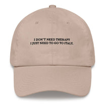 Cappellino dad in cotone organico con ricamo “I don’t need therapy”