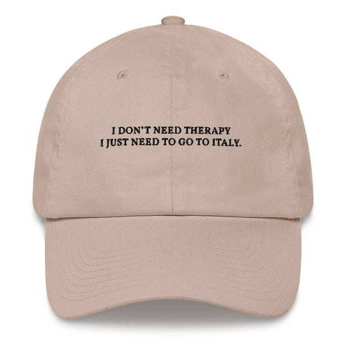Cappellino dad in cotone organico con ricamo “I don’t need therapy”
