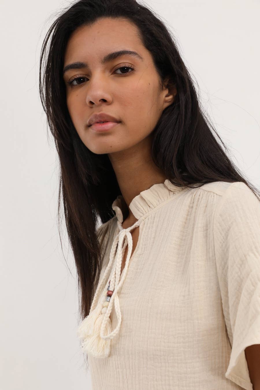 Blusa Tichka in cotone con laccetti e maniche a volant