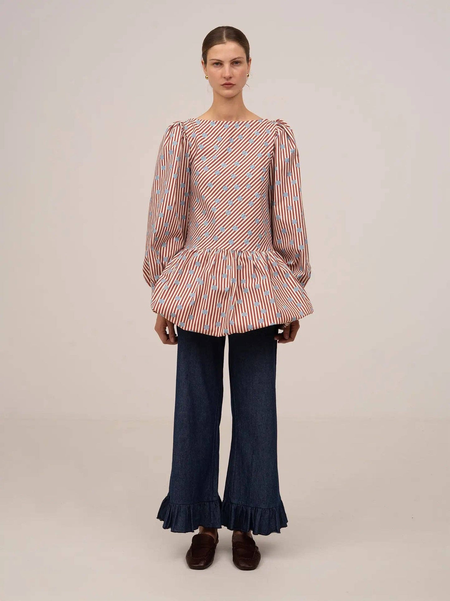 Abito mini a righe rosse con pois blu