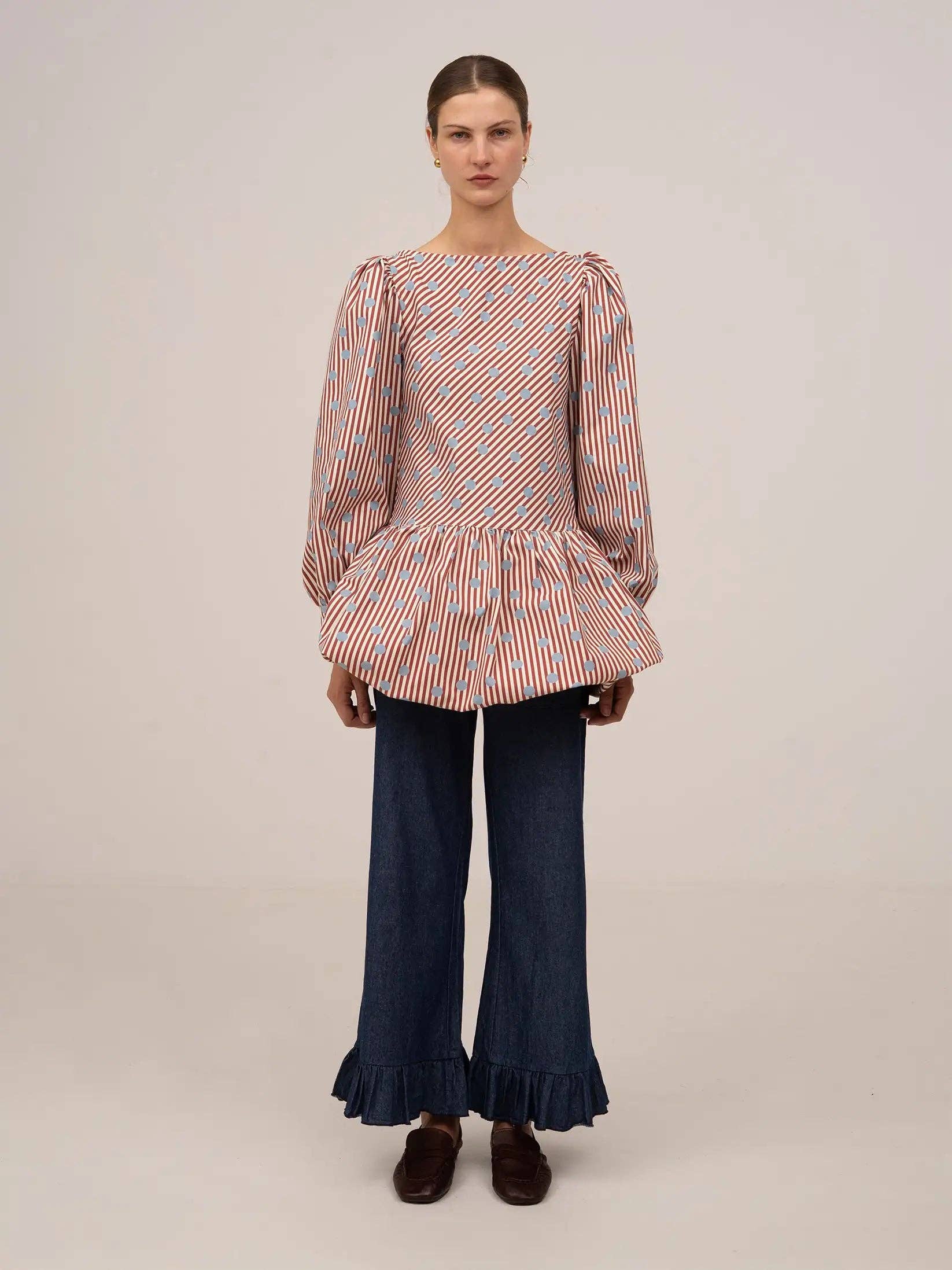 Abito mini a righe rosse con pois blu