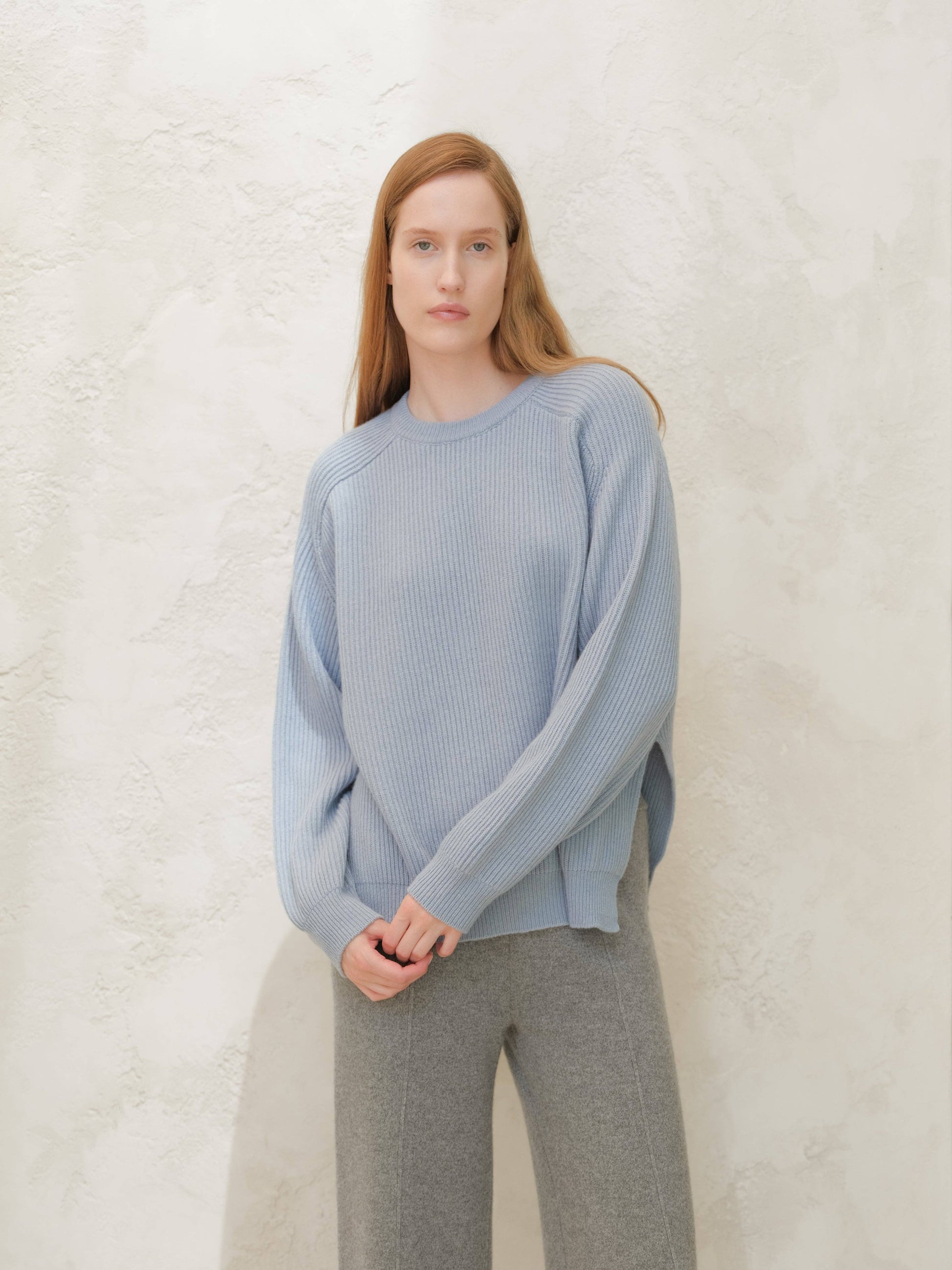 Maglione girocollo a coste con spacchi laterali in misto cashmere