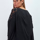 Blusa nera con inserti in pizzo e laccio al collo