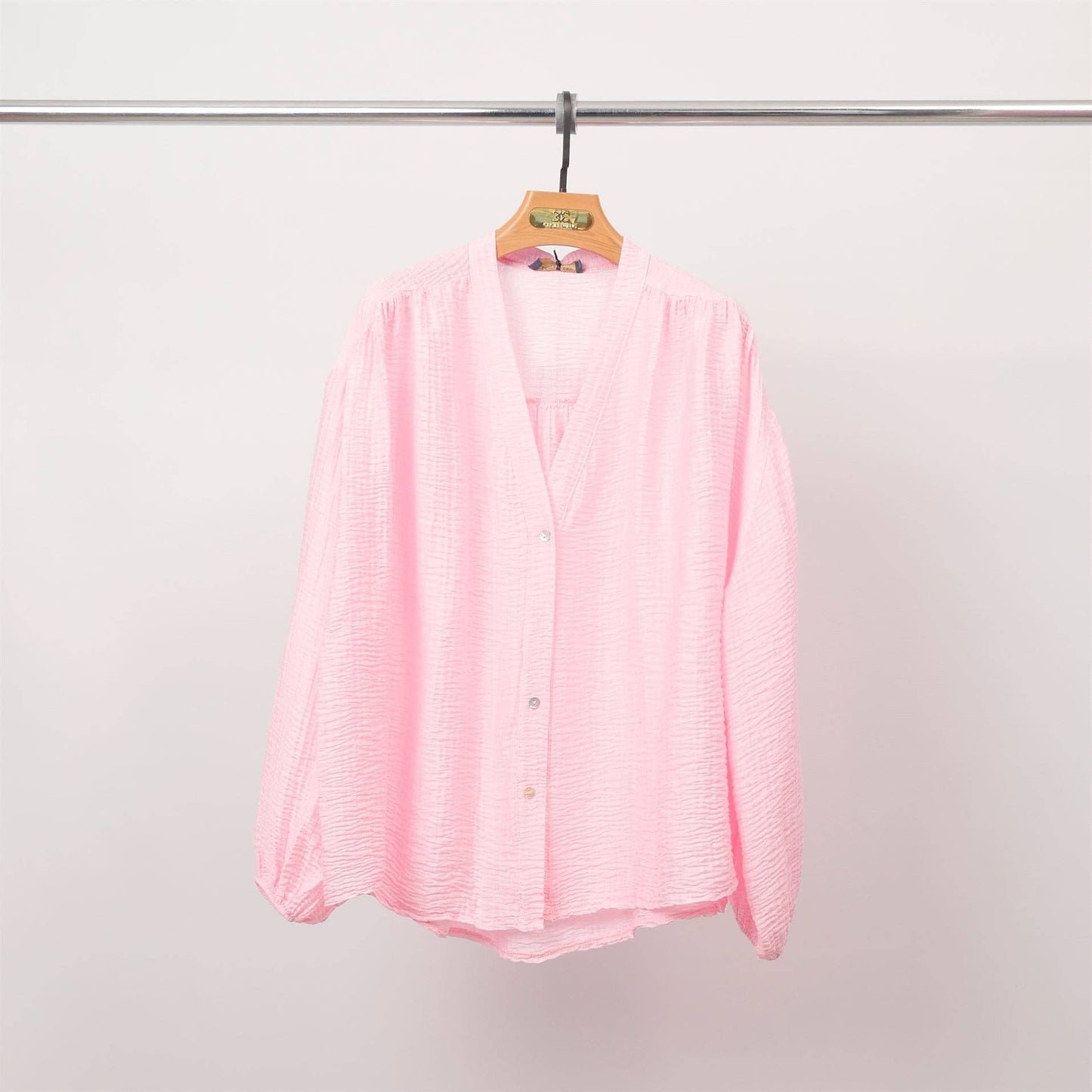 Blusa testurizzata con bottoni e scollo a V