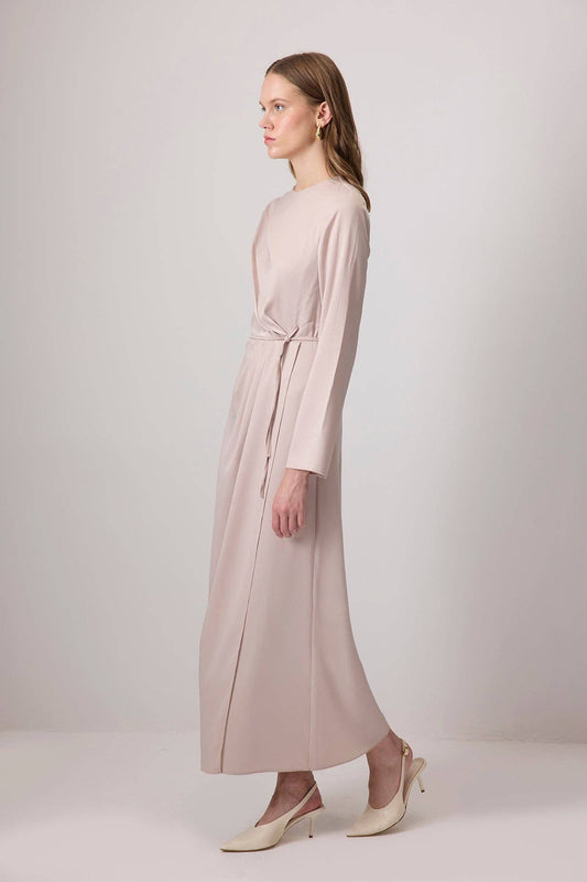 Abito lungo in raso drappeggiato con cintura