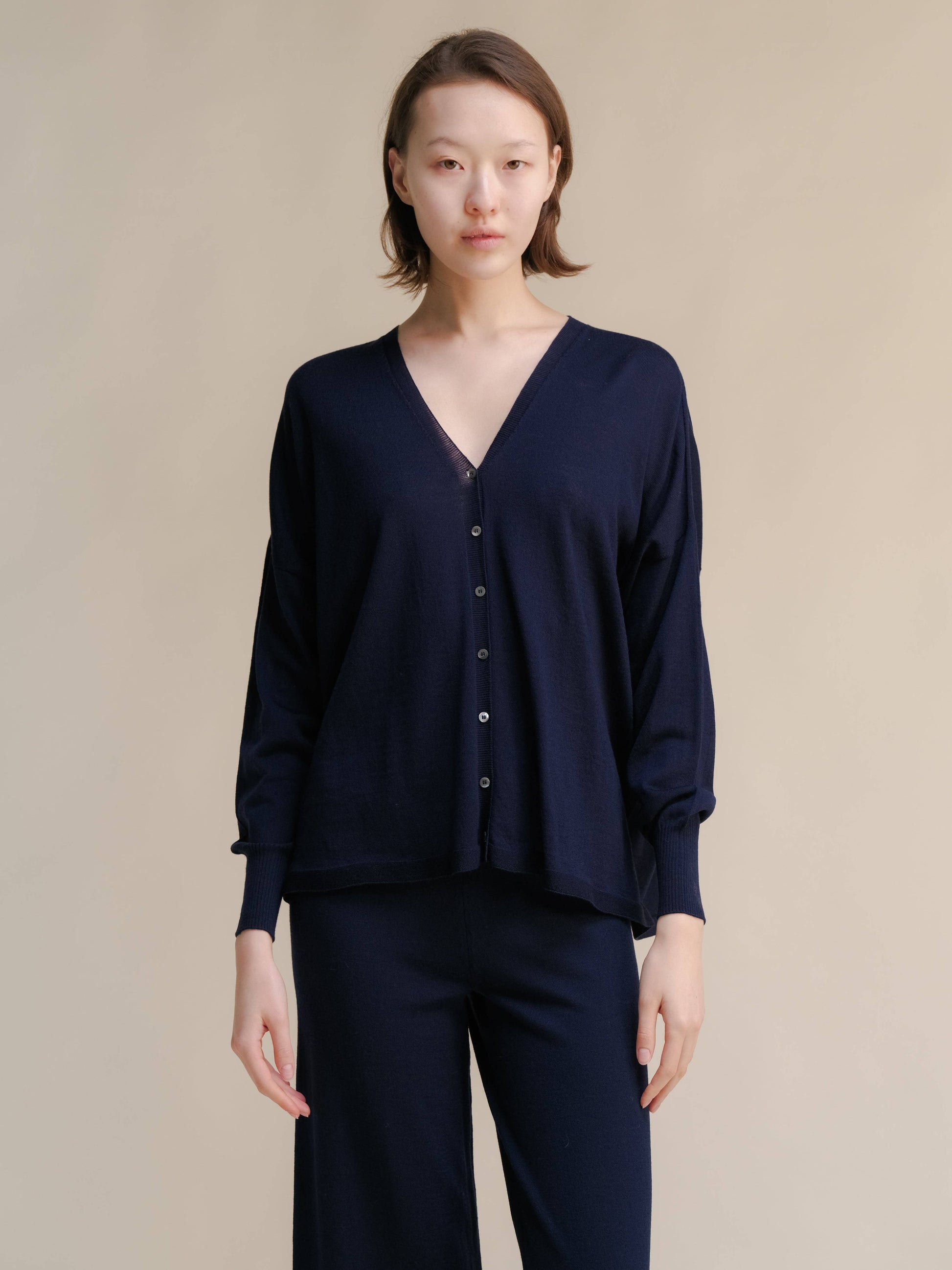 Cardigan oversize in lana merino extrafine con scollo a V