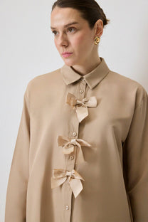 Camicia beige con fiocchi in misto cotone