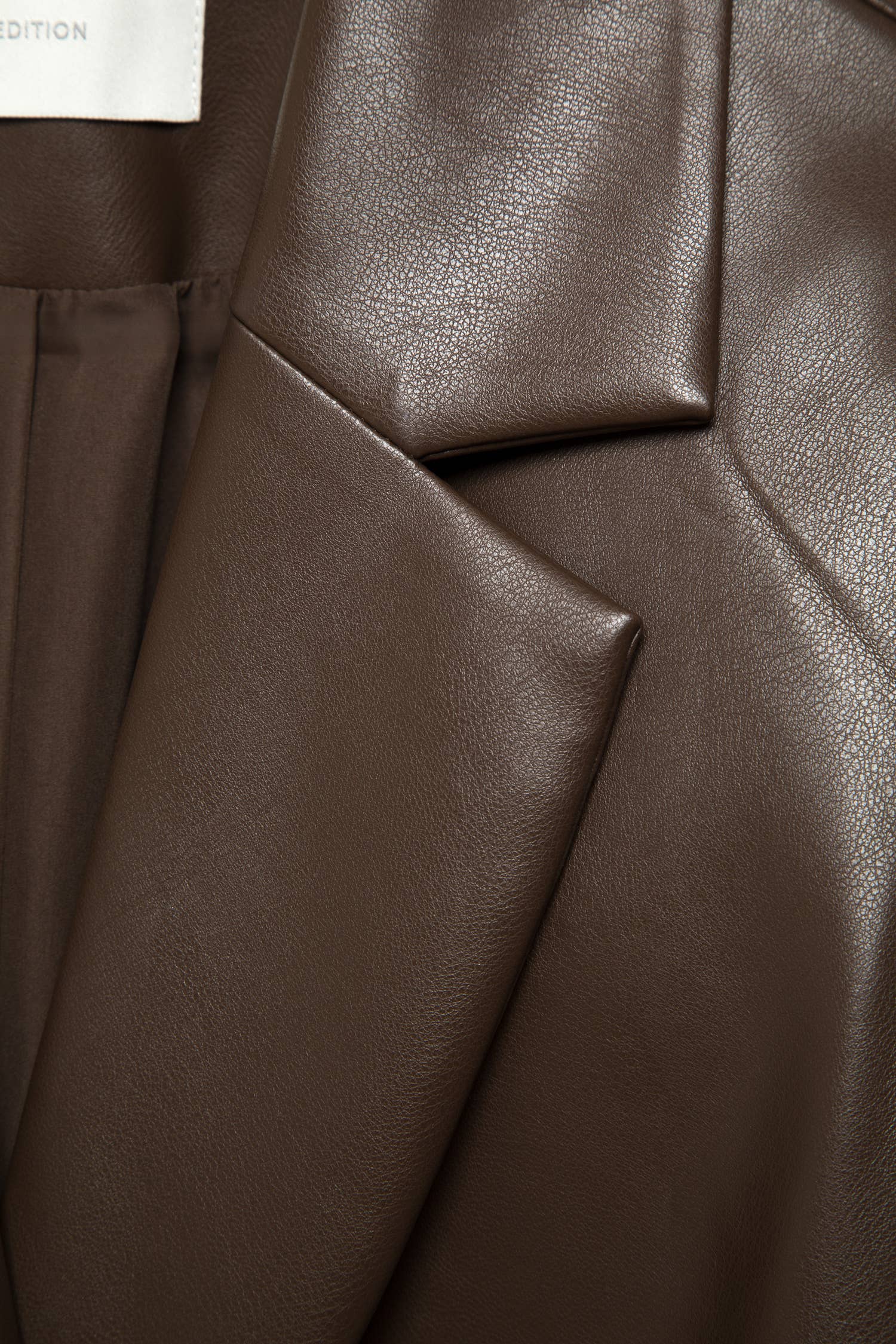 Cappotto in ecopelle con cintura
