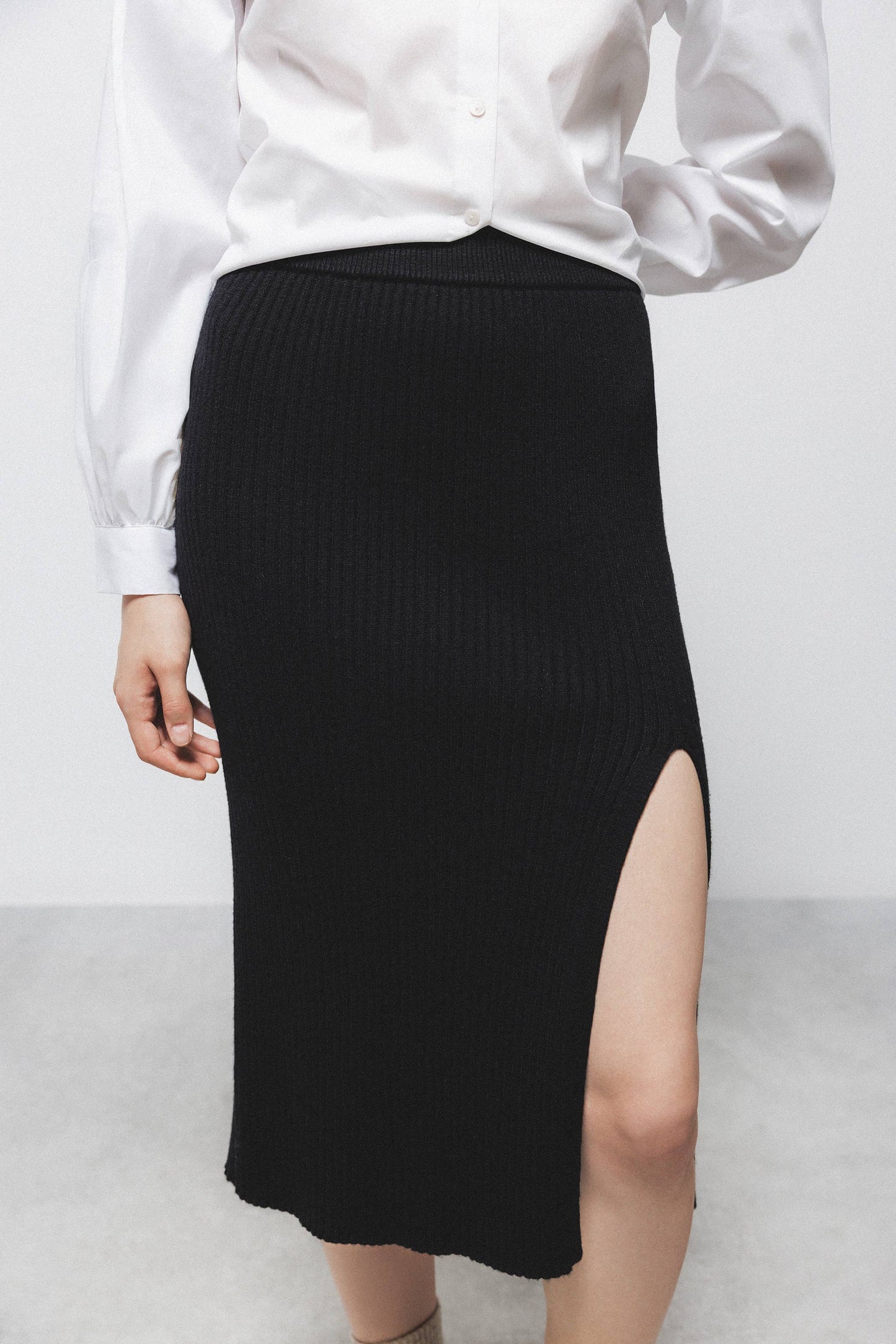 Gonna midi in maglia a costine con spacco frontale