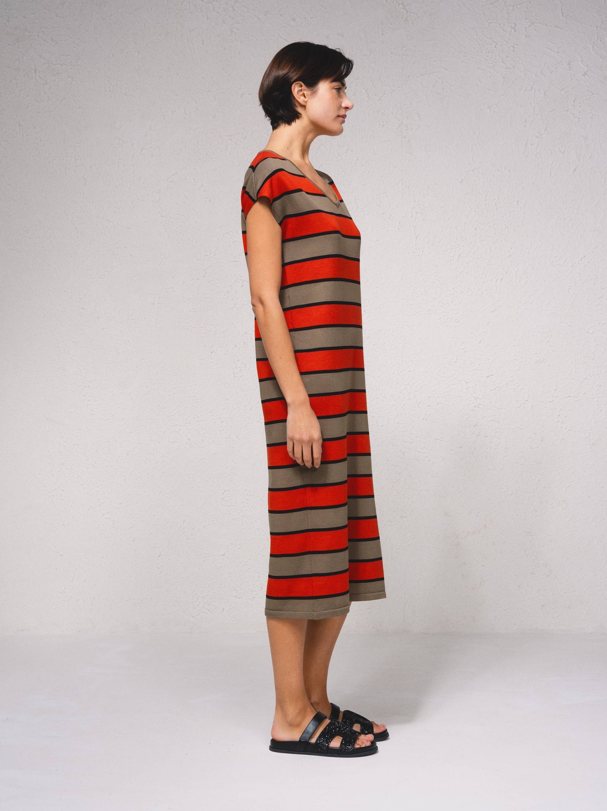 Abito midi in maglia a righe con scollo a V