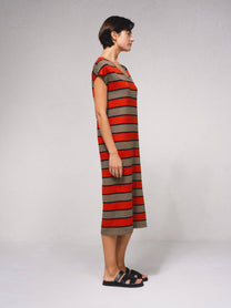 Abito midi in maglia a righe con scollo a V